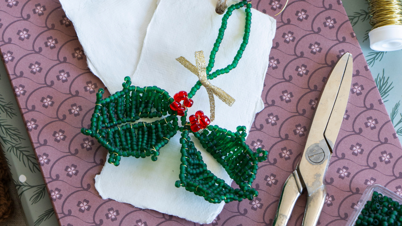 Grøn kristtorn med røde bær lavet af perler