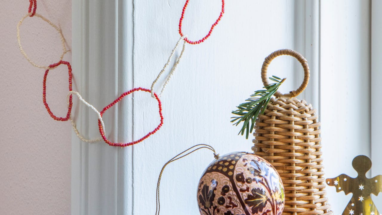 Røde og hvide guirlander af perler