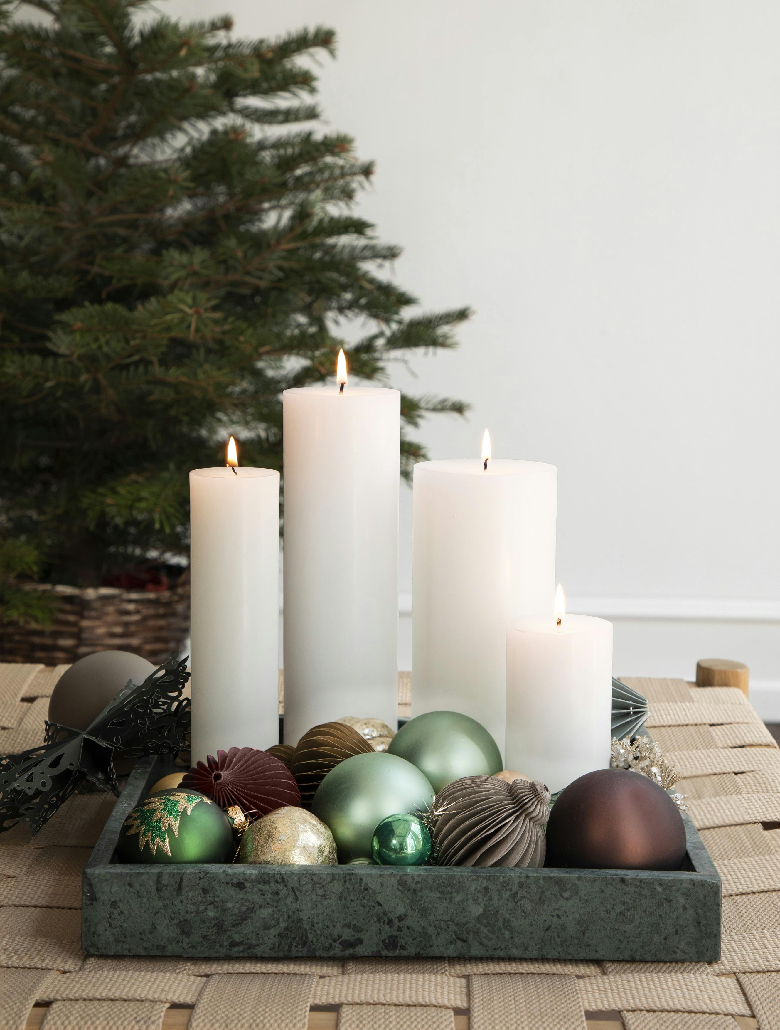 Marmorfad med fire lys og julekugler