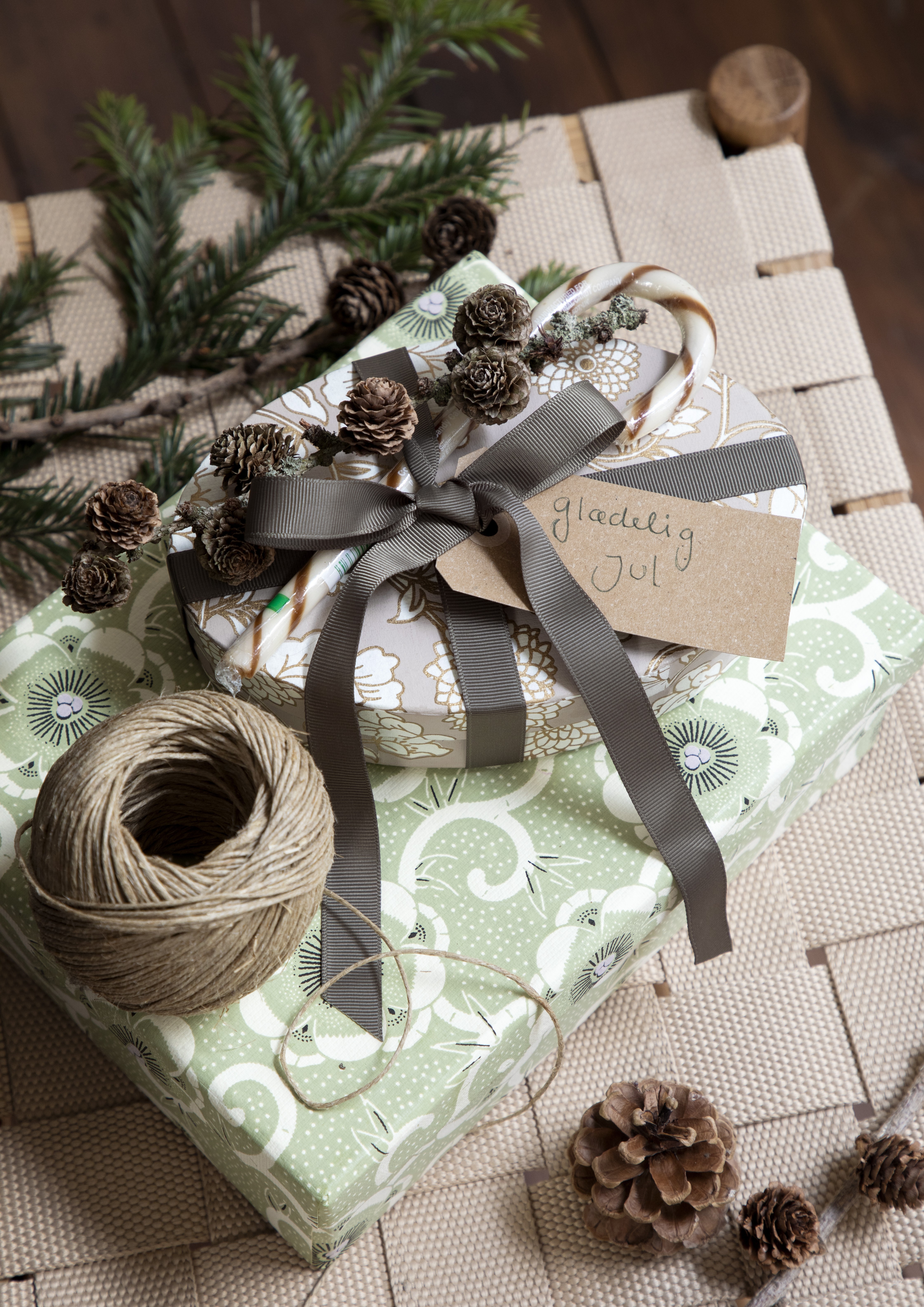 Julegaver i æsker med bånd og kogler