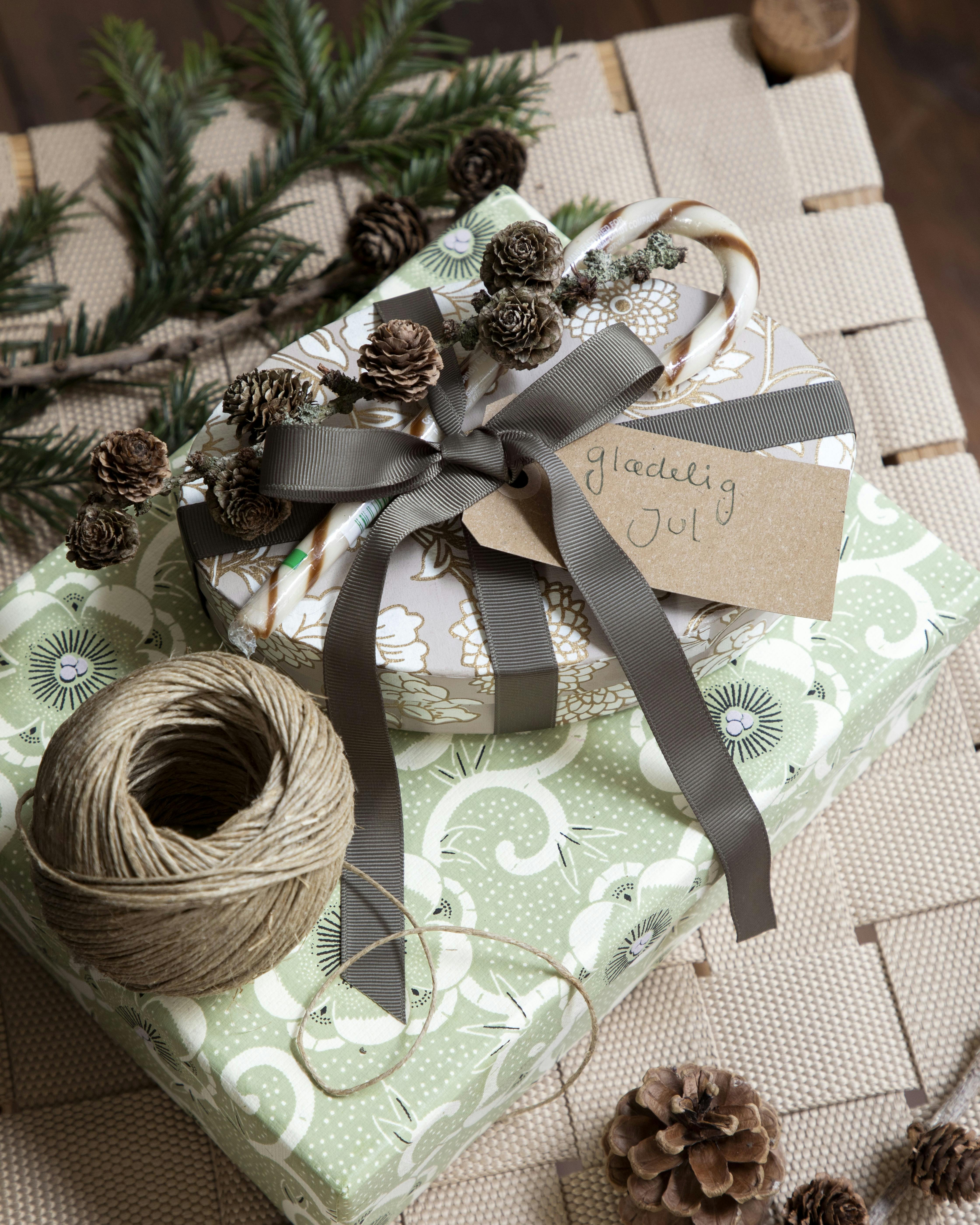 Julegaver i æsker med bånd og kogler