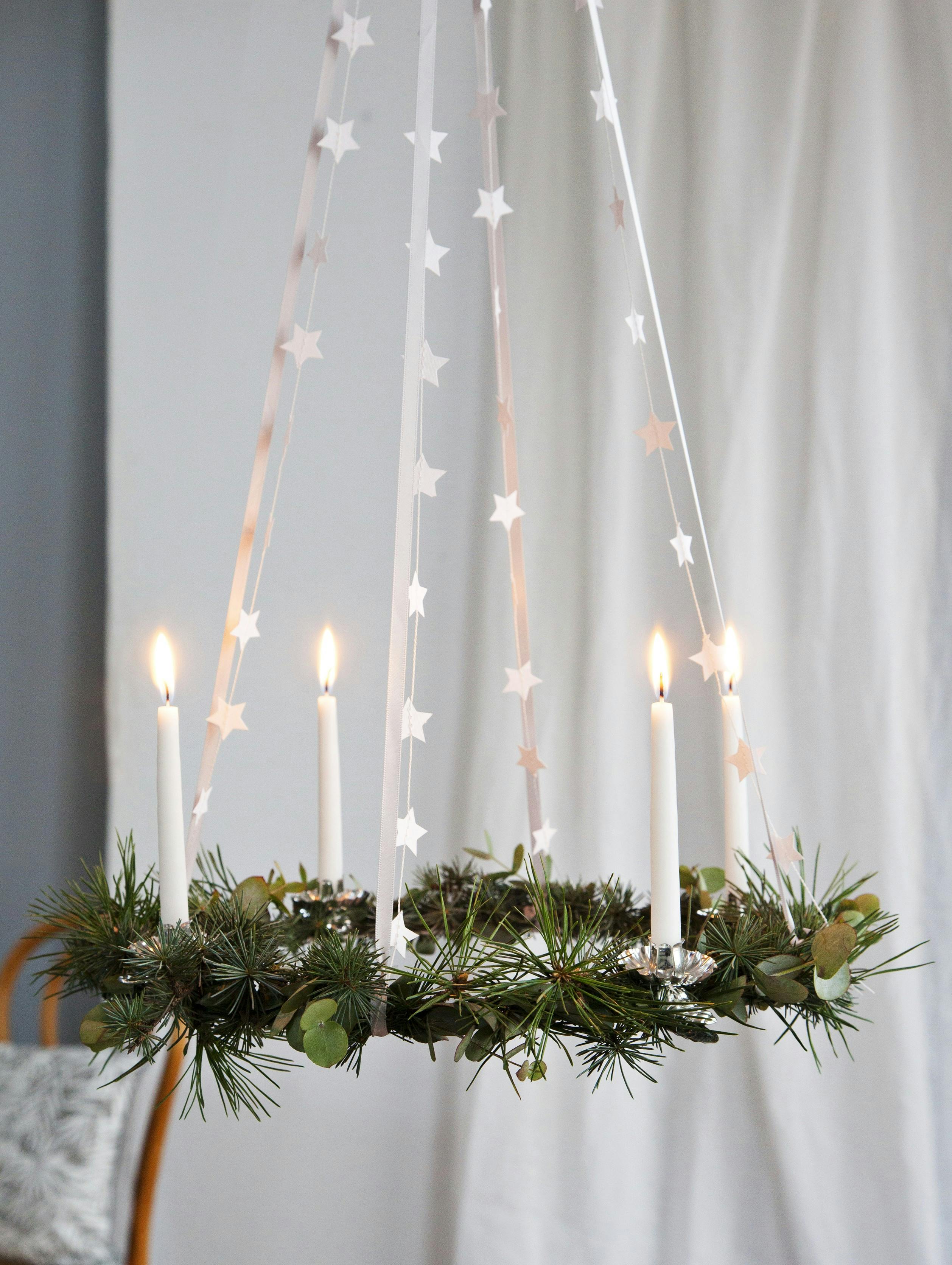 Hængende adventskrans med snore med stjerner på