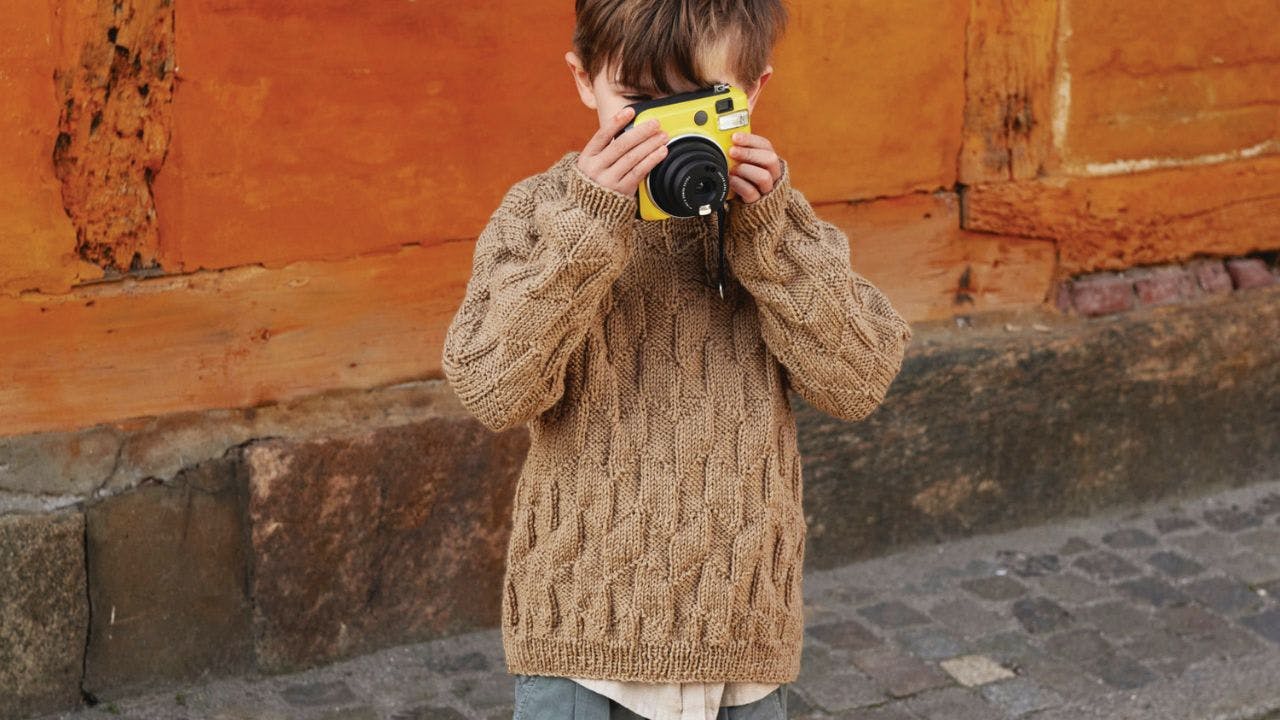 Barn med brun sweater