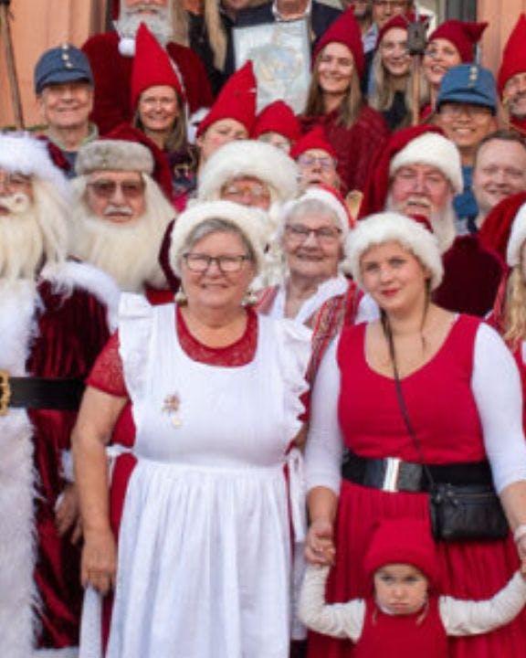 Stor gruppe mennesker i nissetøj