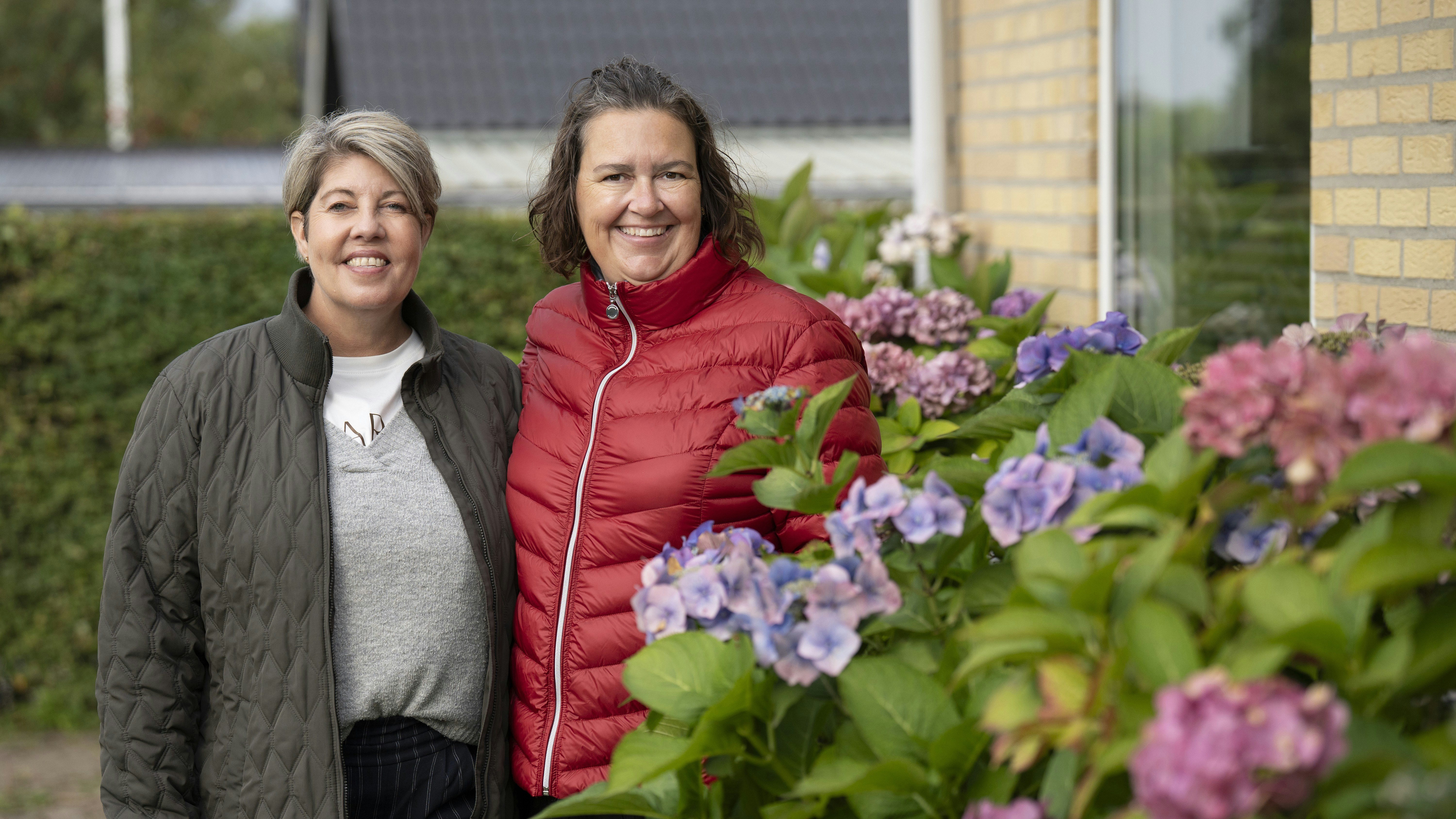 Betina Berg og Laila Rasmussen, der begge er nyretransplanterede, står i Betinas have.