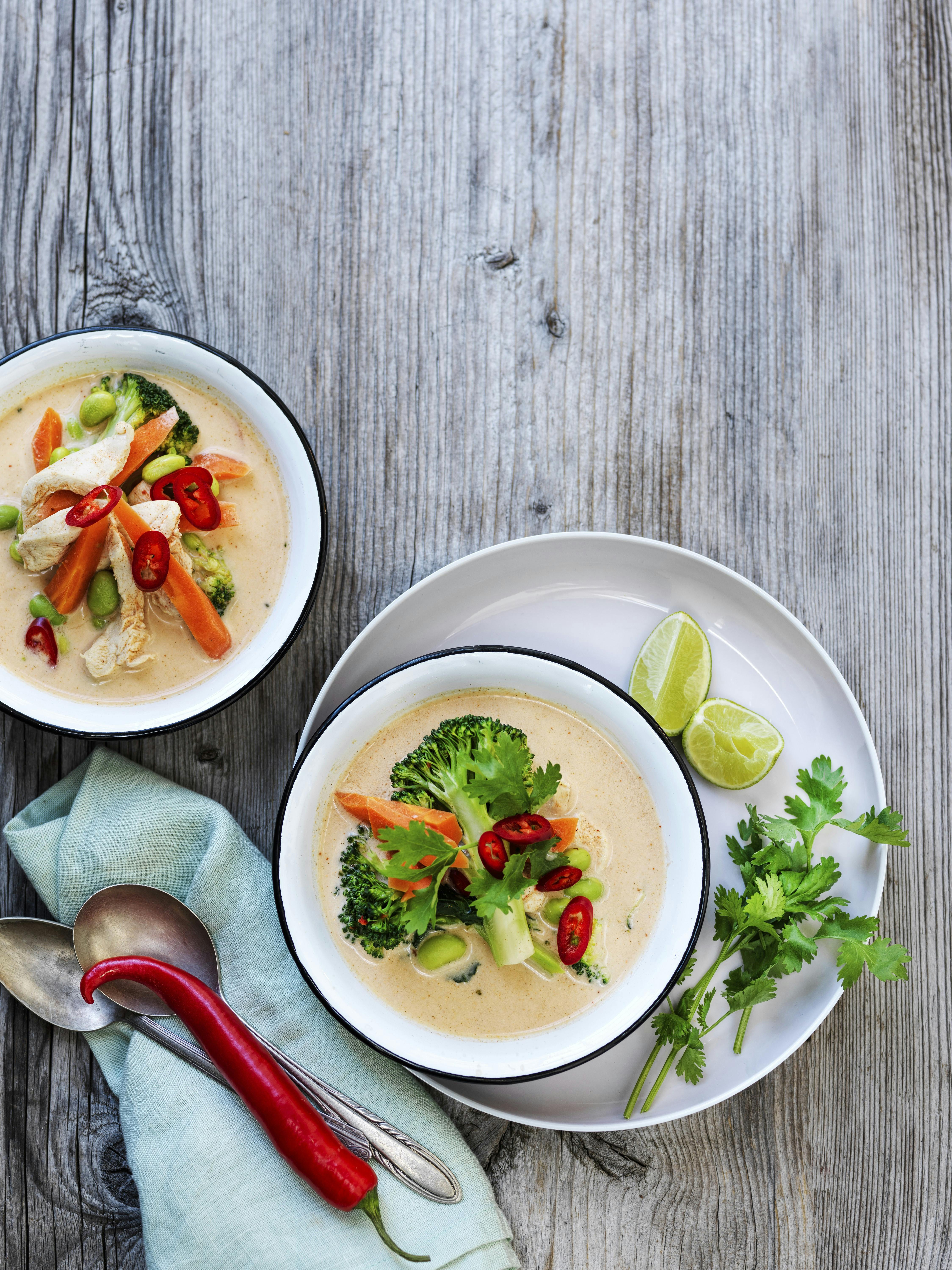 Kyllingesuppe med kokos og rød karry