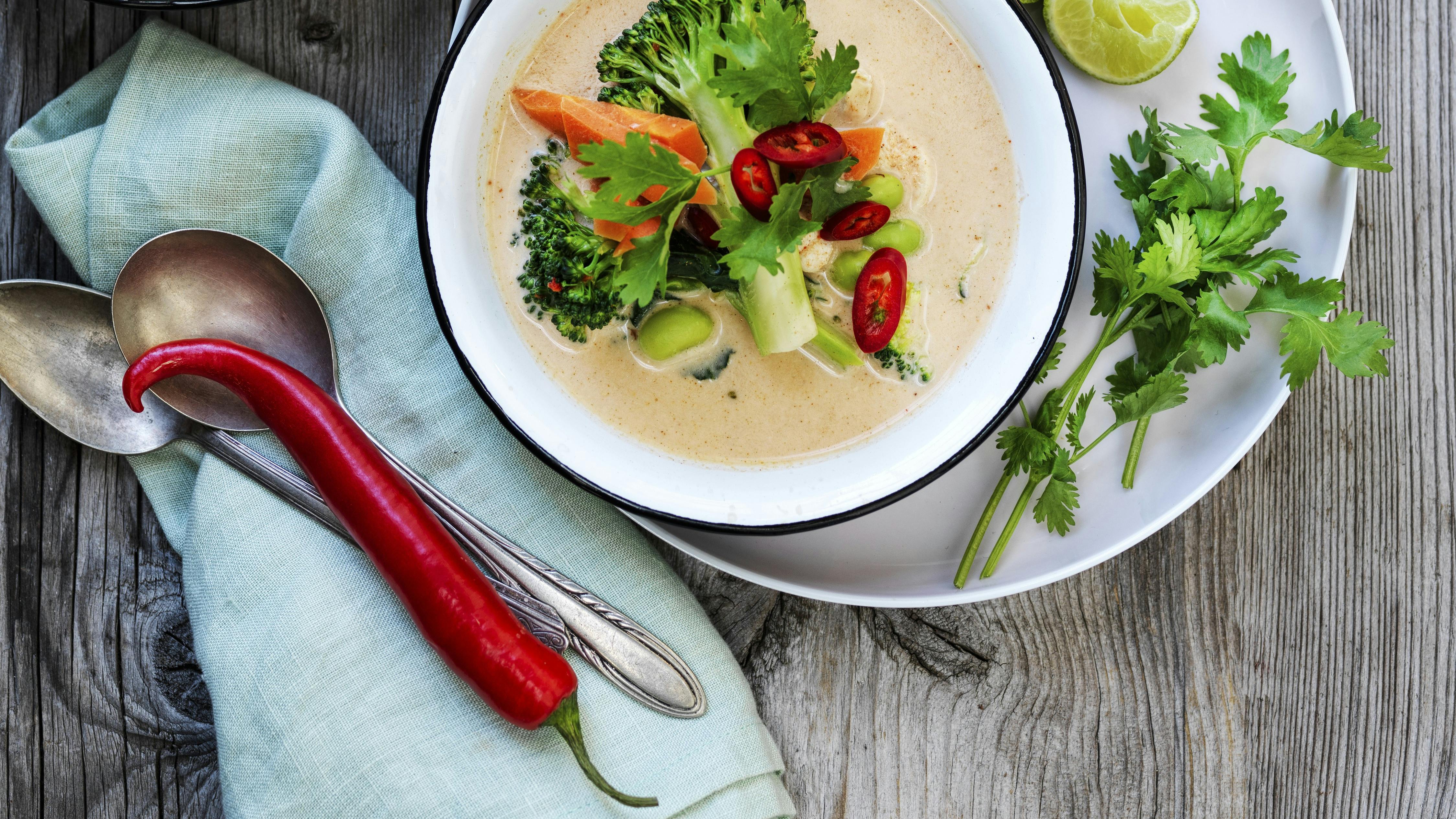 Kyllingesuppe med kokos og rød karry