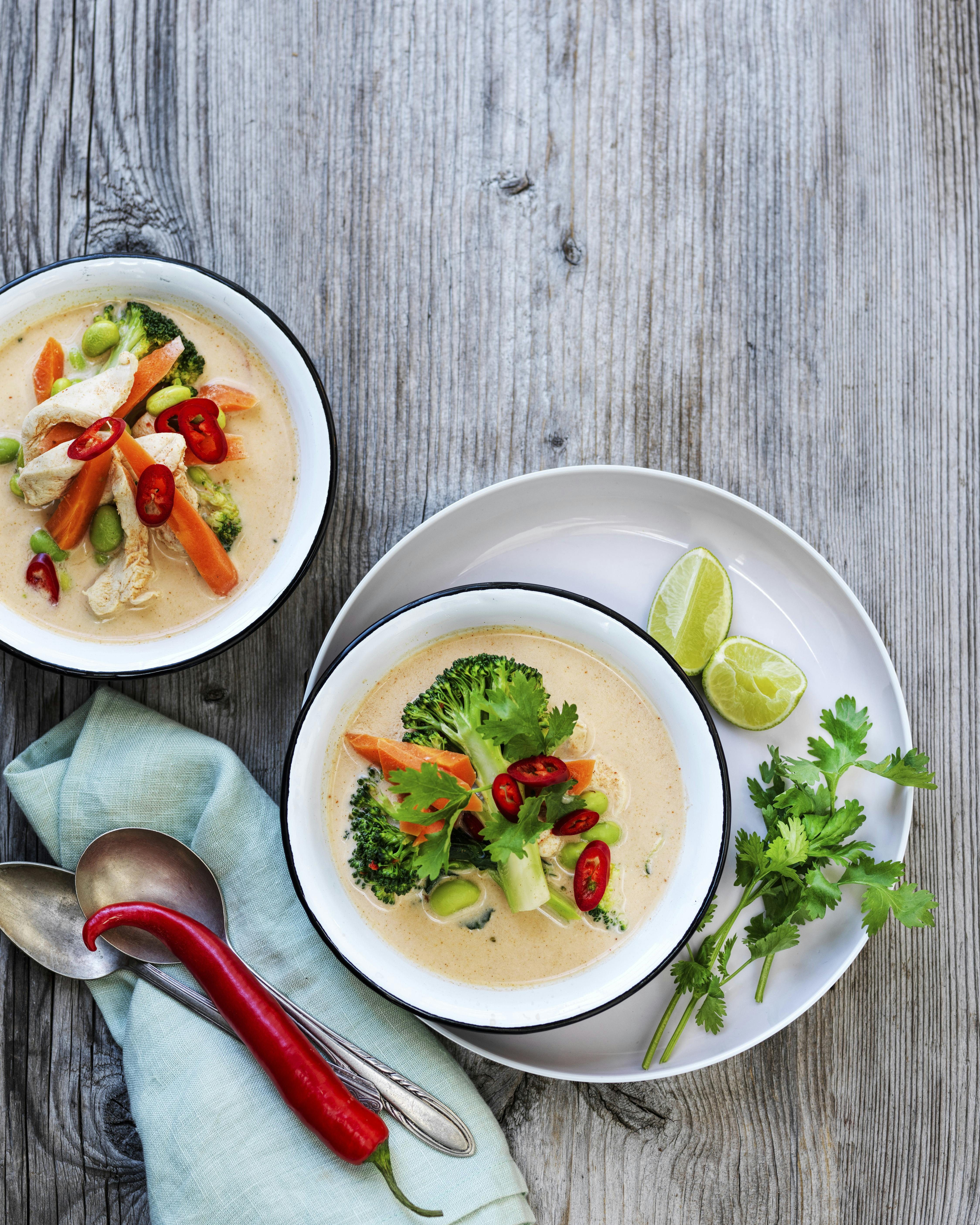 Kyllingesuppe med kokos og rød karry