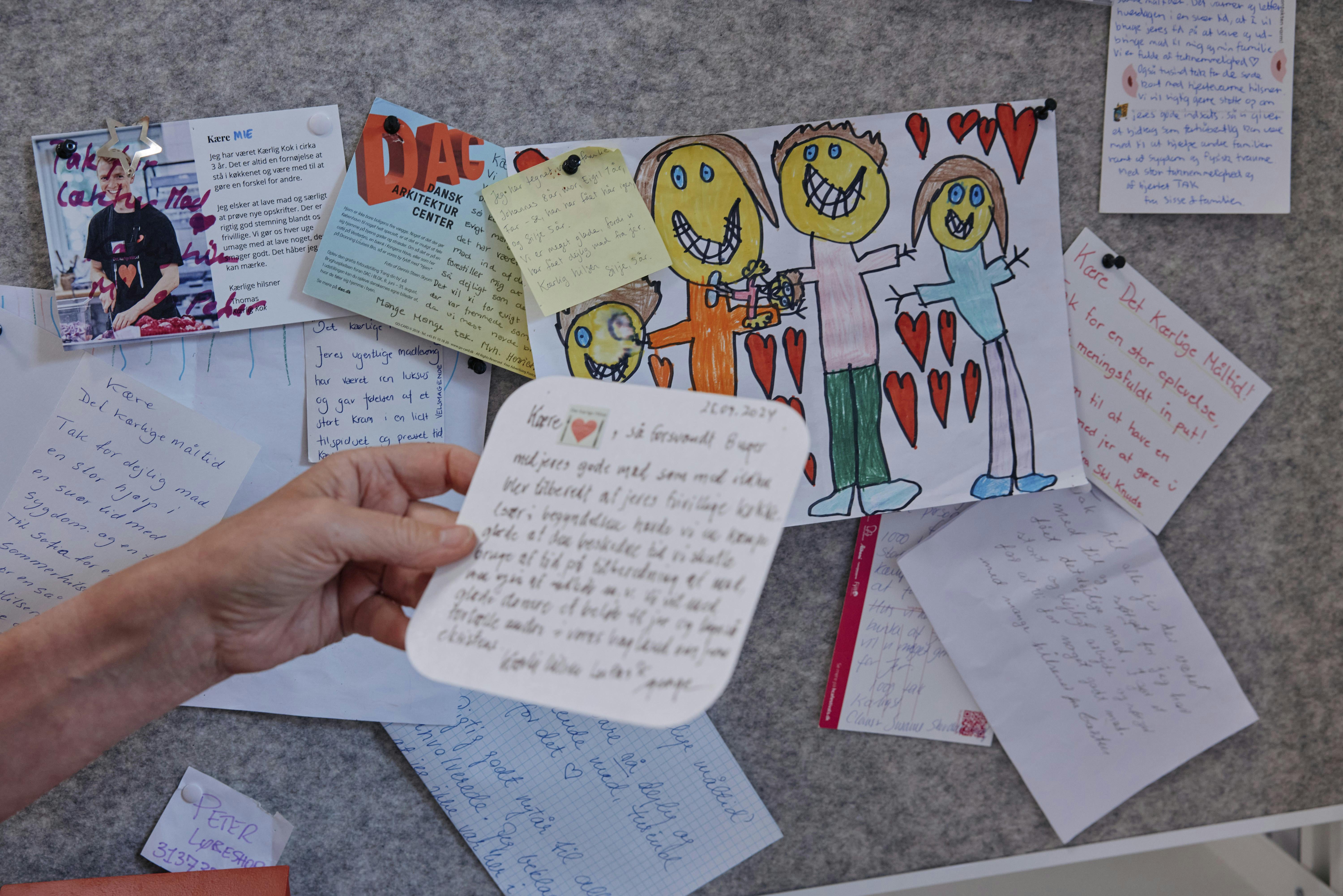 De små sedler fra de frivillige til familierne.