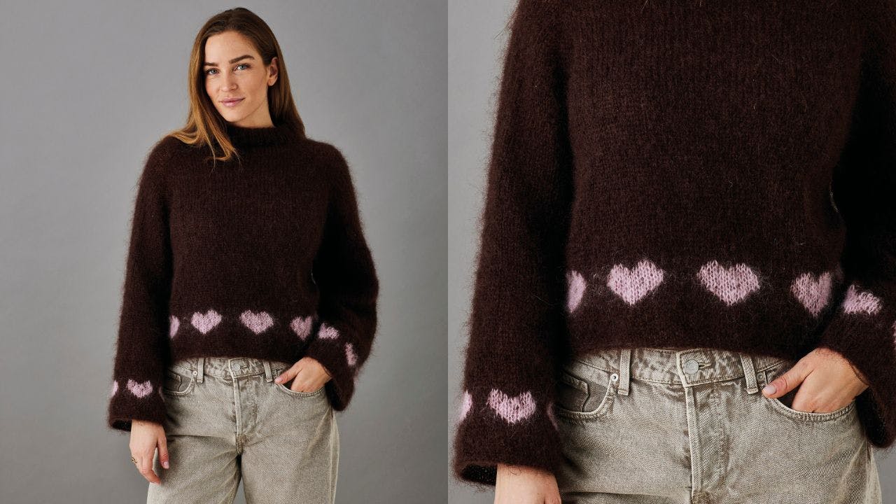 Kvinde med strikket sweater med hjerter