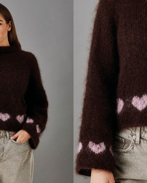 Kvinde med strikket sweater med hjerter