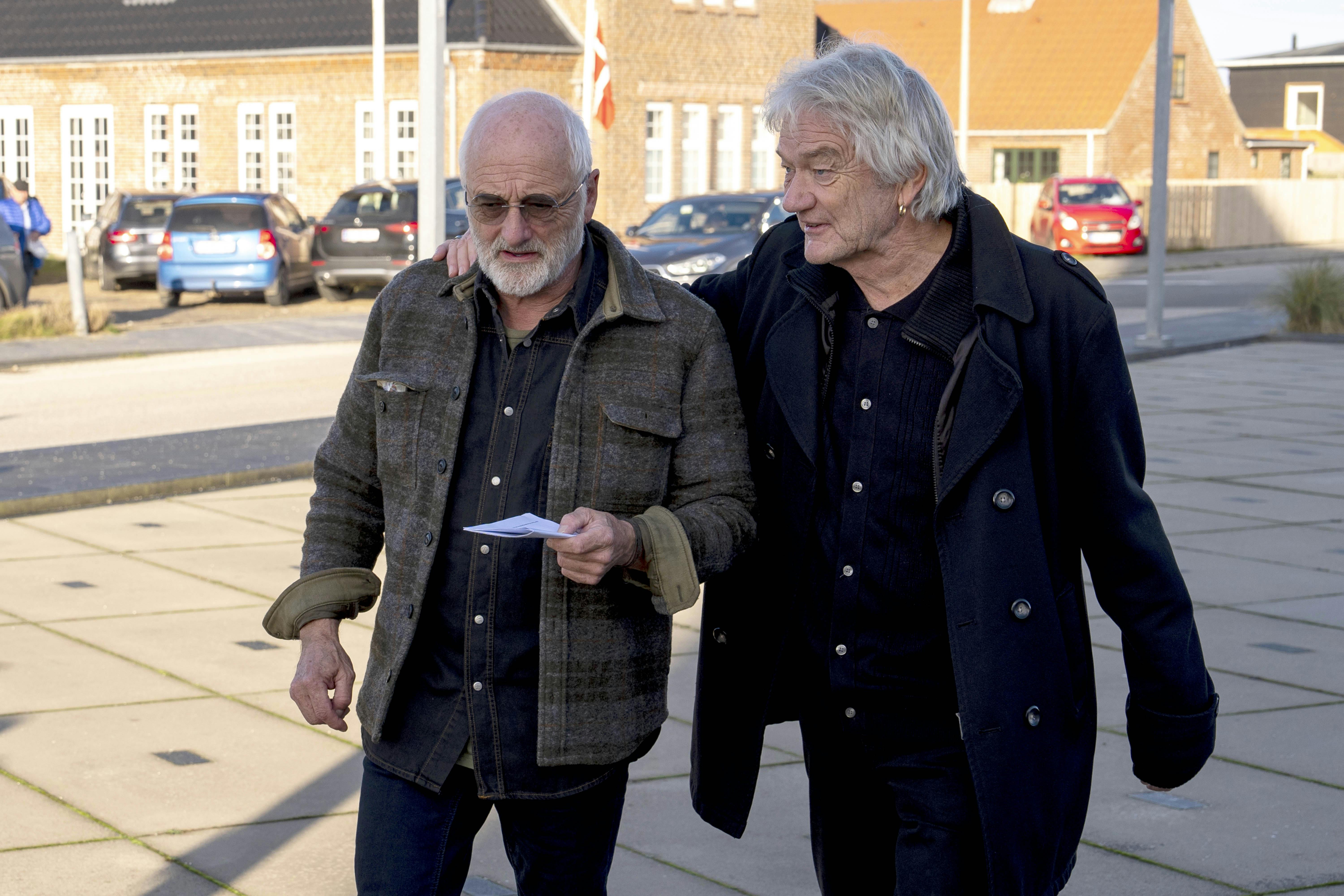 Musikerne Lars Lilholt og Allan Olsen fotograferet til kollegaen Johnny Madsens begravelse