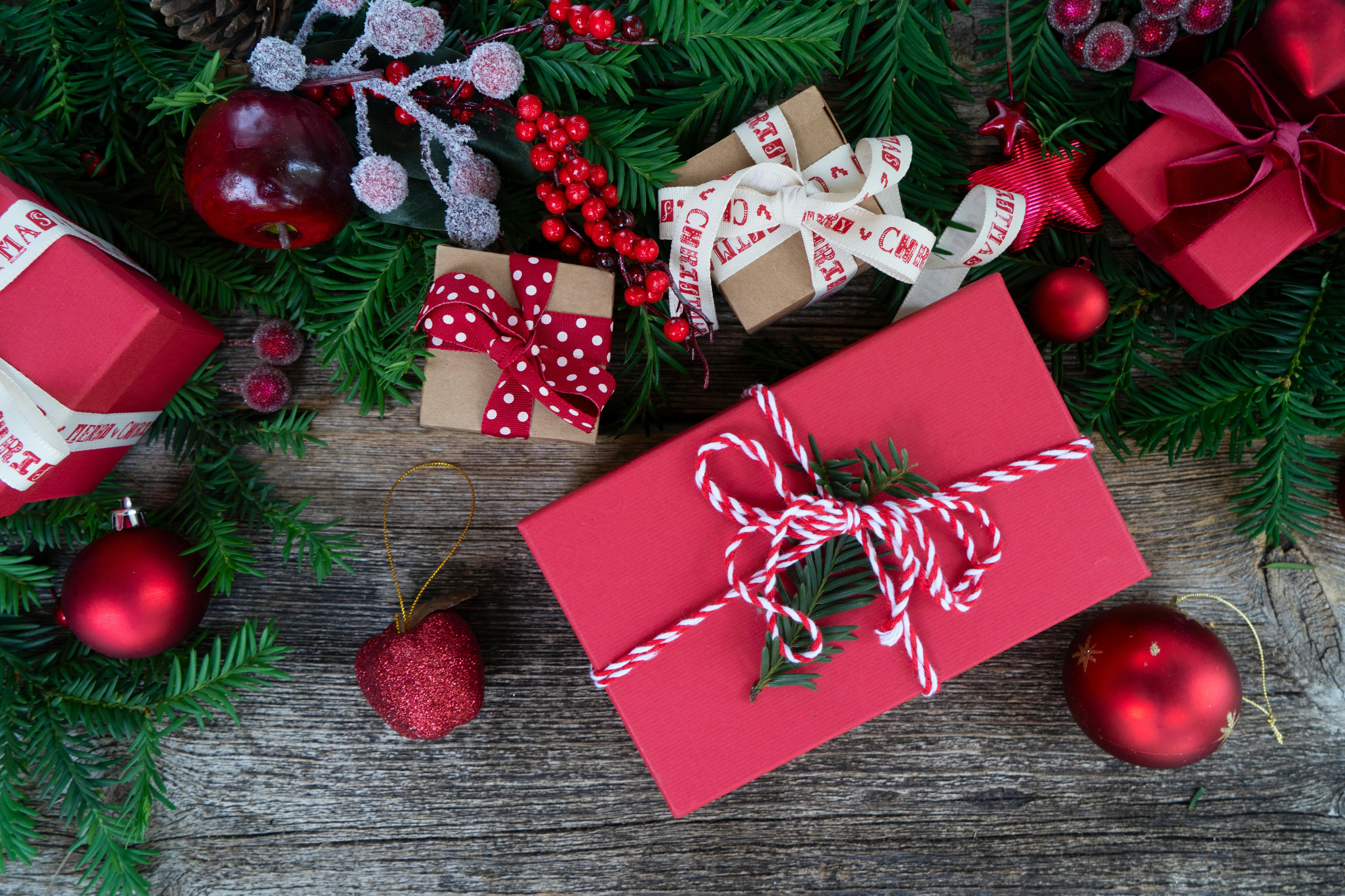 Julegaver og julekugler med gran