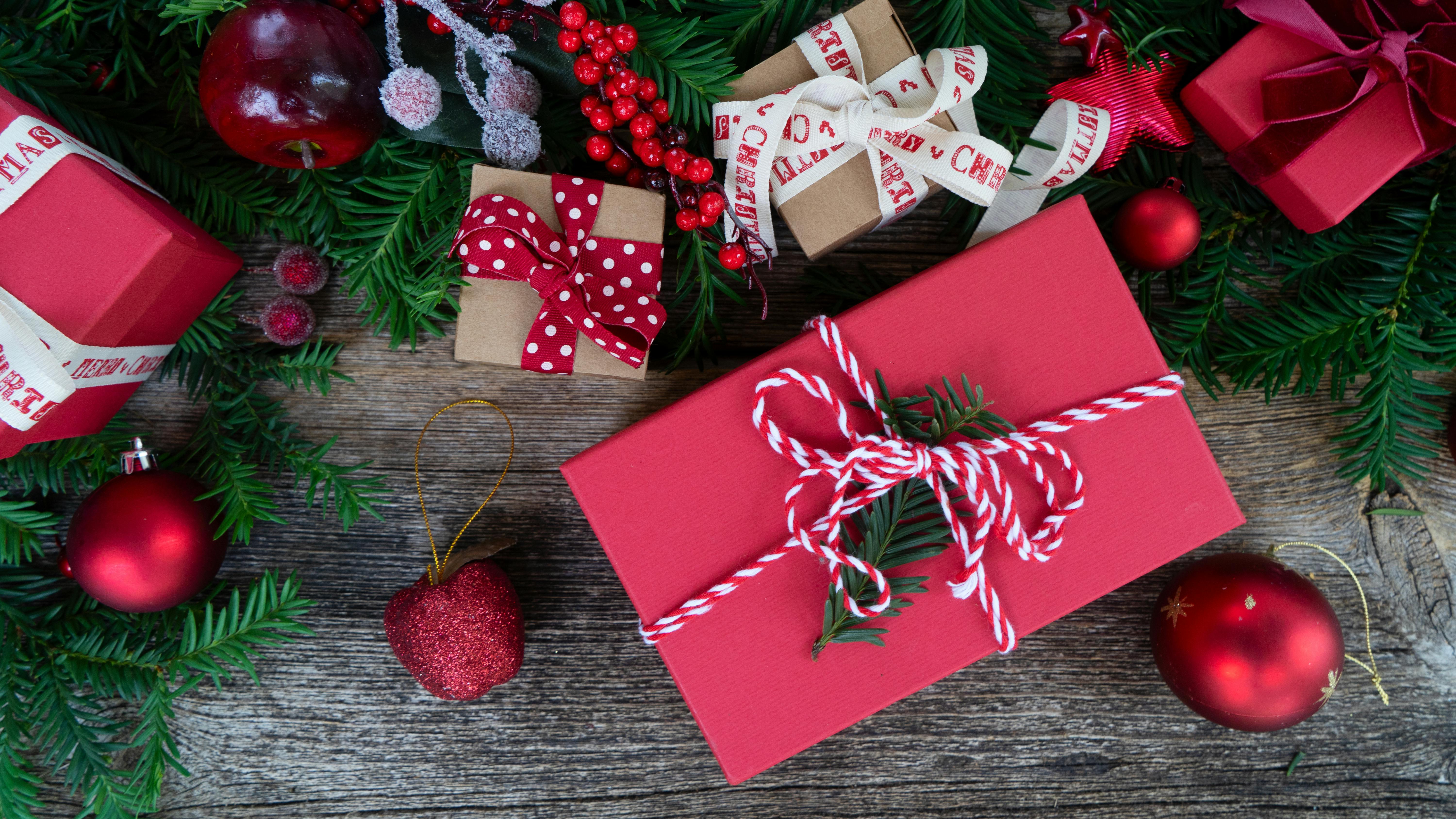 Julegaver og julekugler med gran