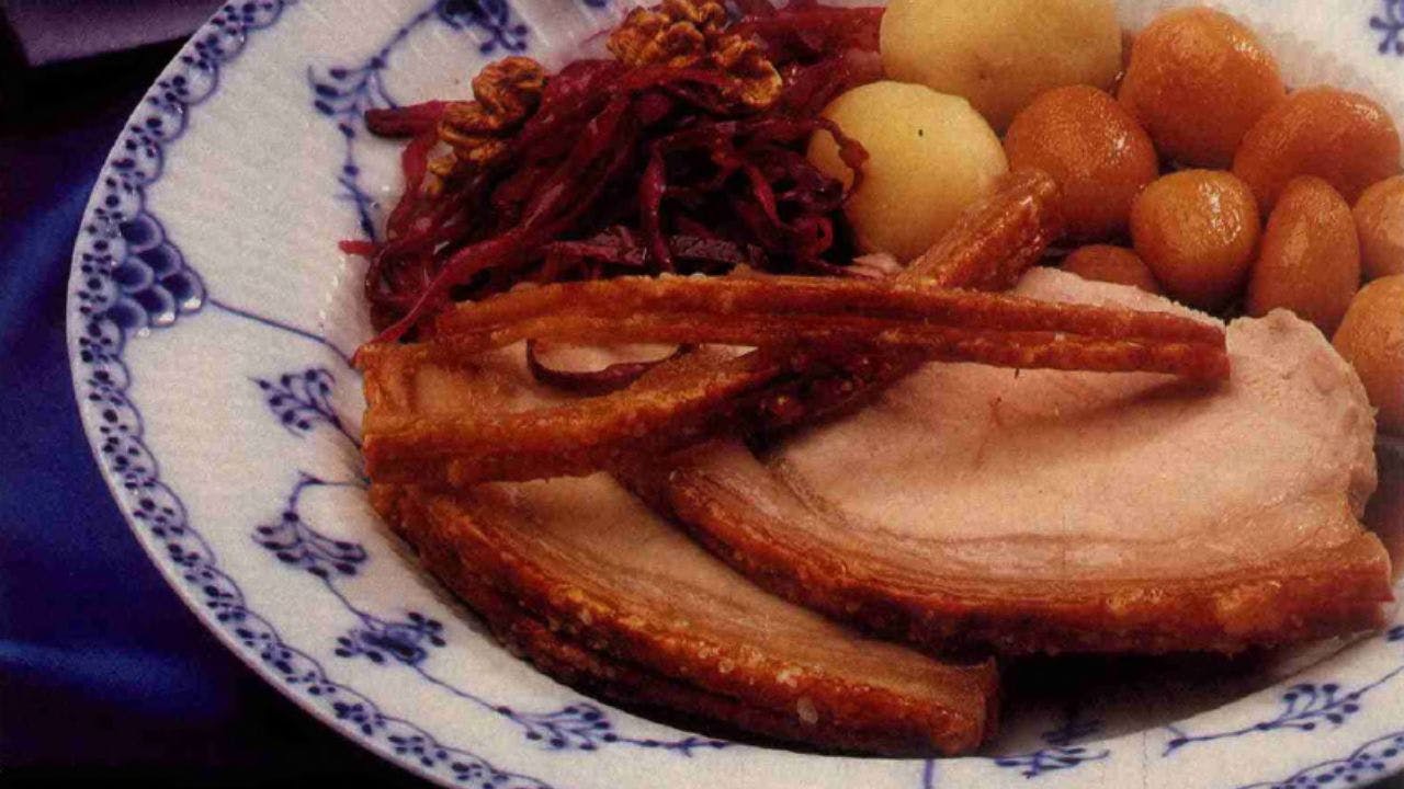 flæskesteg med sprøde svær og brune kartofler