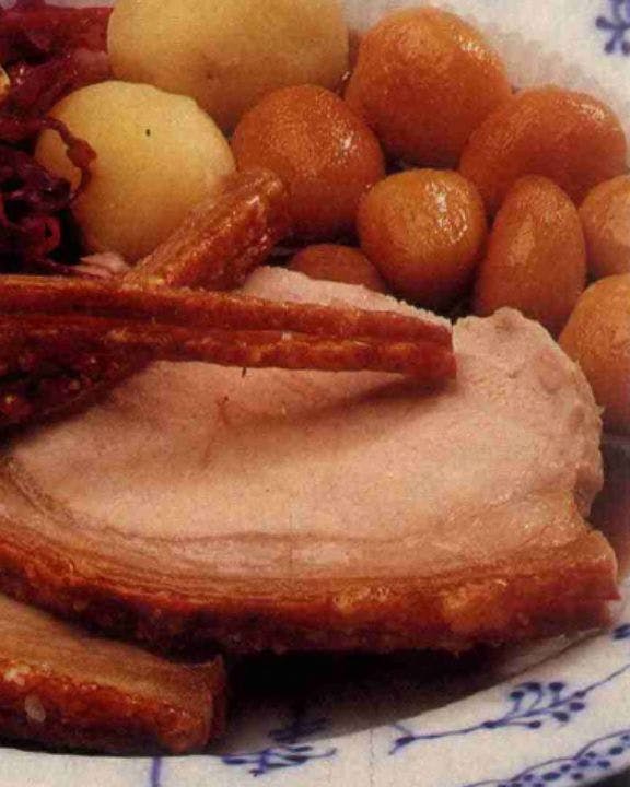 flæskesteg med sprøde svær og brune kartofler