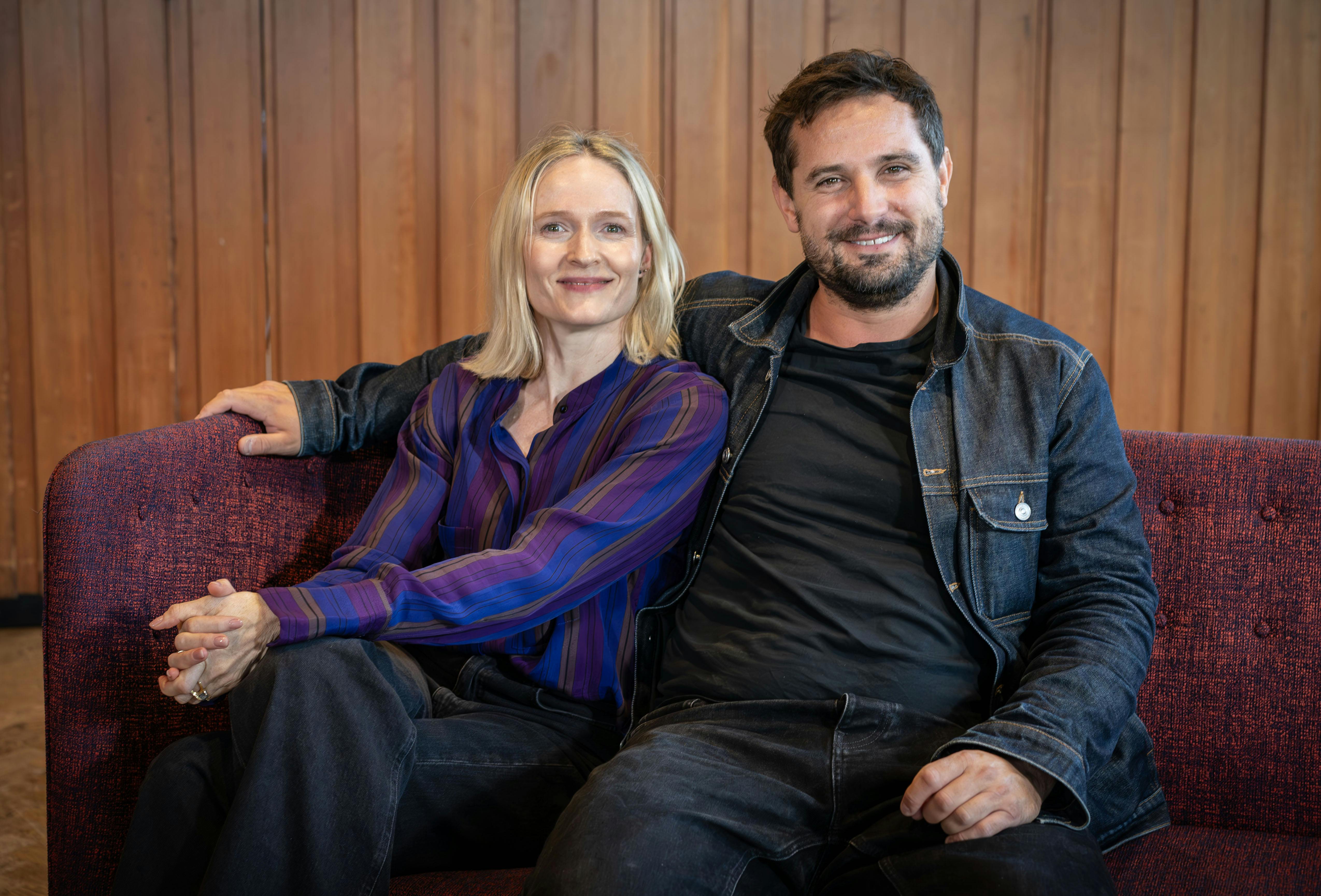 Mille Lehfeldt og Christian Tafdrup er begge skuespillere og spiller sammen i dramaserien "Carmen Curlers" på DR1.