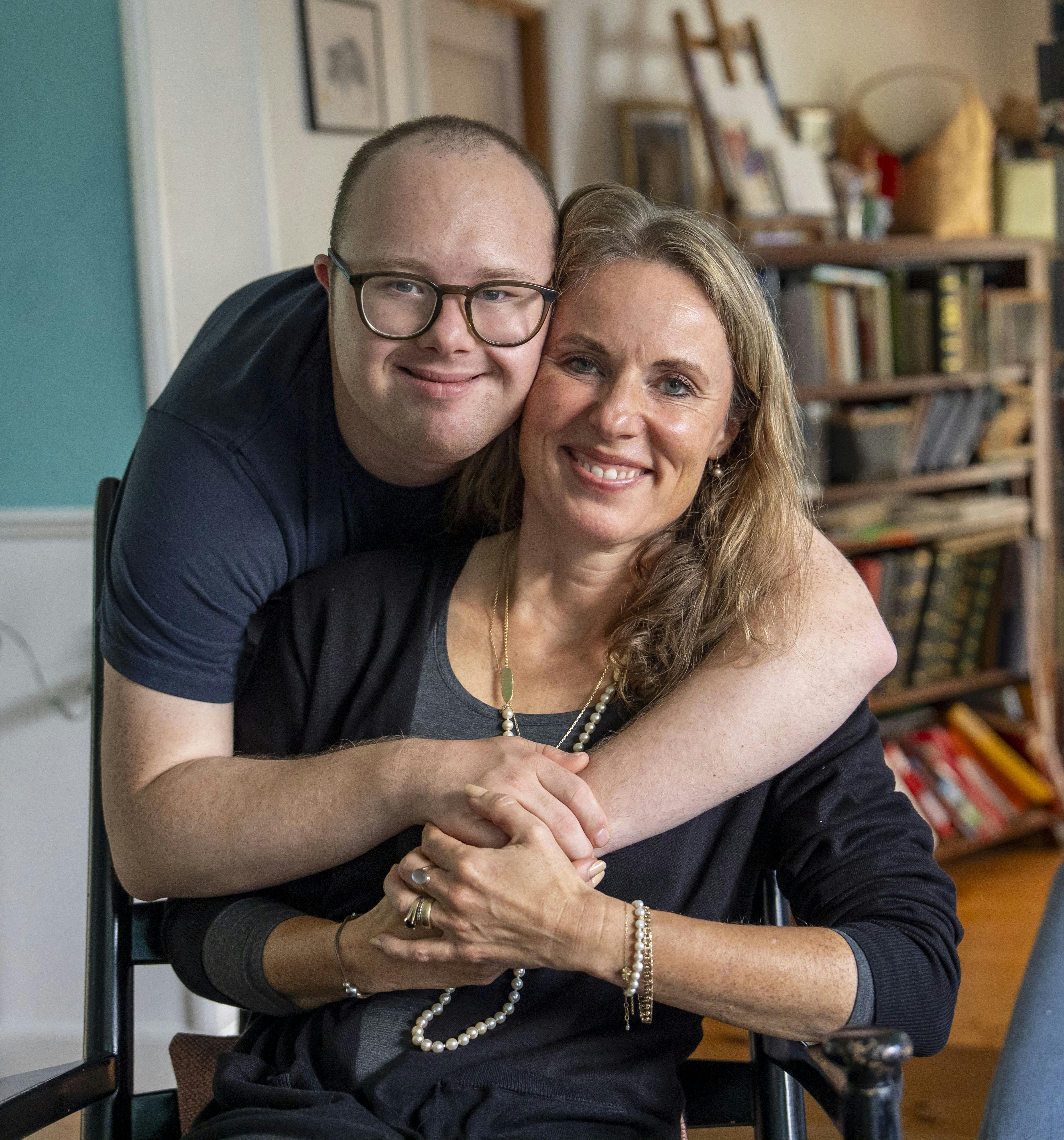 Aksel Marcuslund-Reuss, der er født med Downs syndrom, og hans mor Marie.