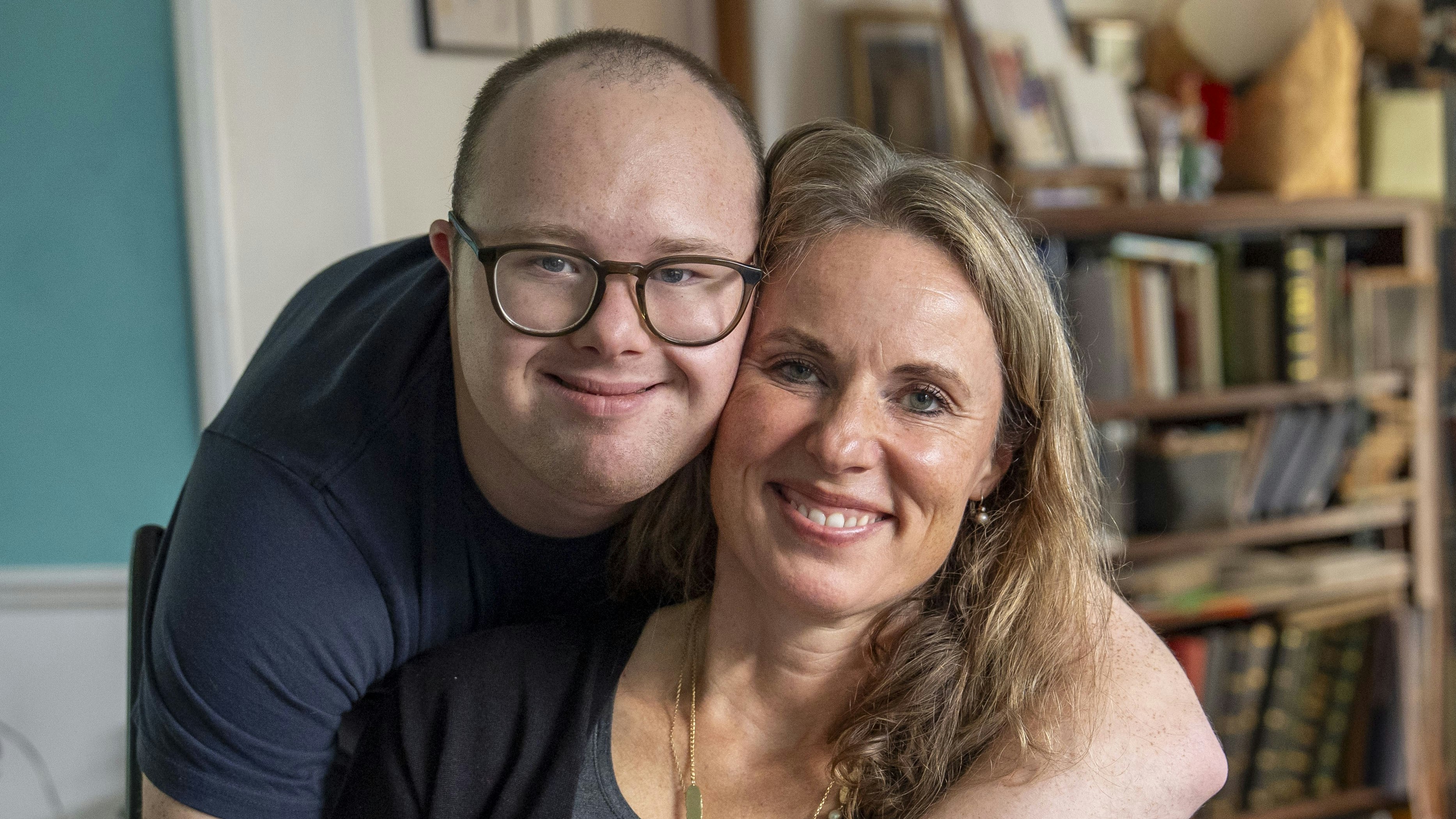 Aksel Marcuslund-Reuss, der er født med Downs syndrom, og hans mor Marie.