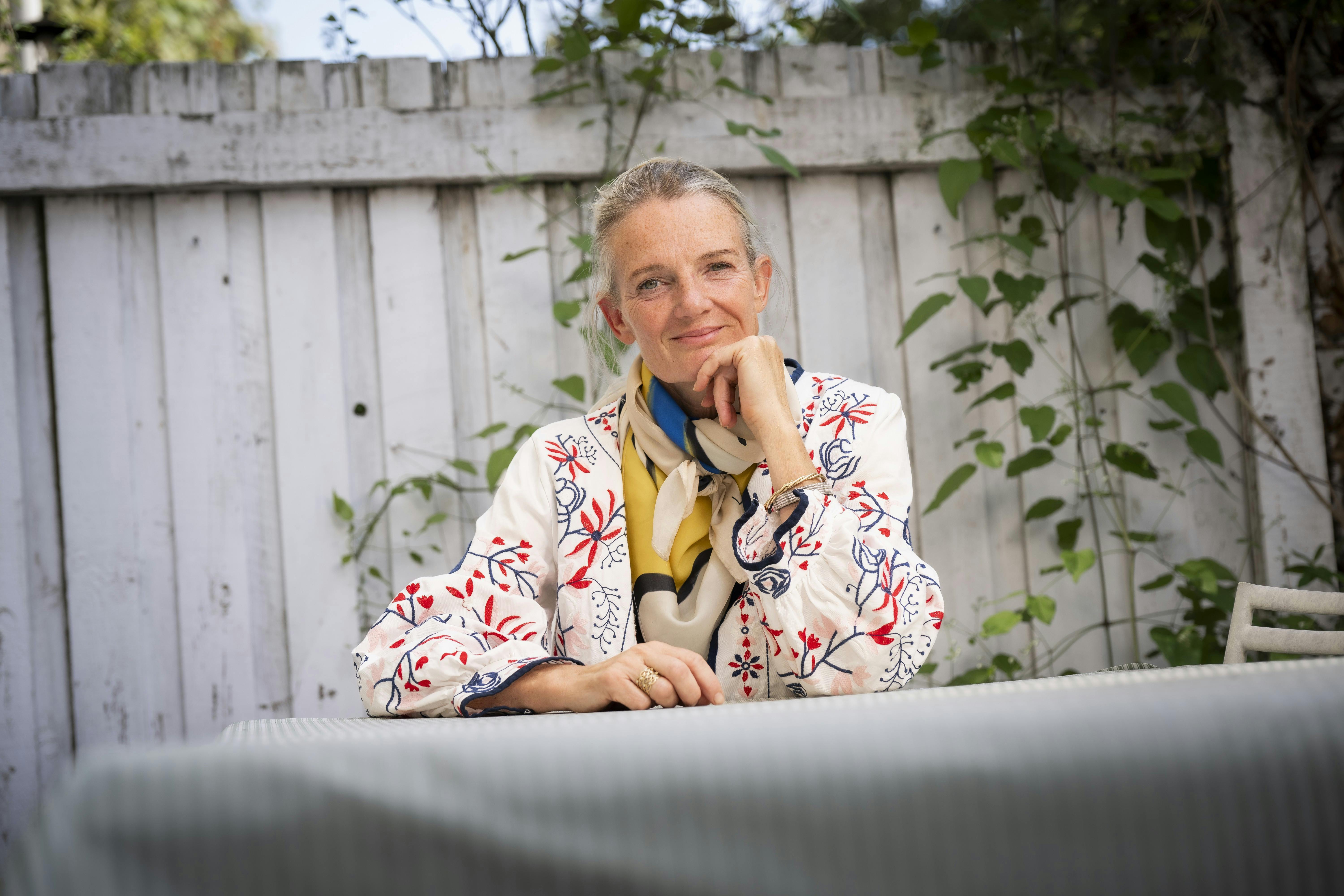 Kristine Marie Foss ved sit havebord..