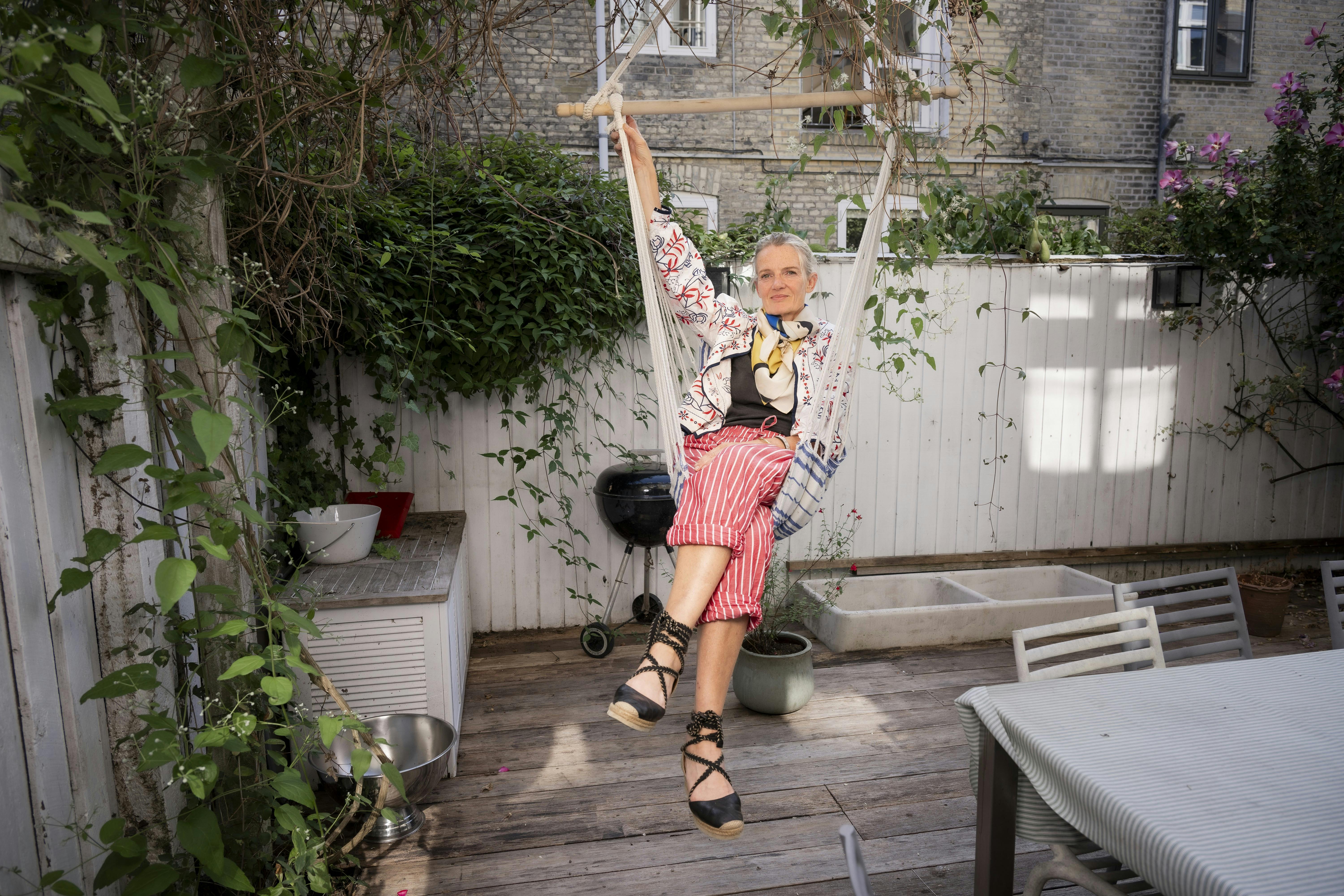 Kristine Marie Foss på terrassen i sin hængekøje.