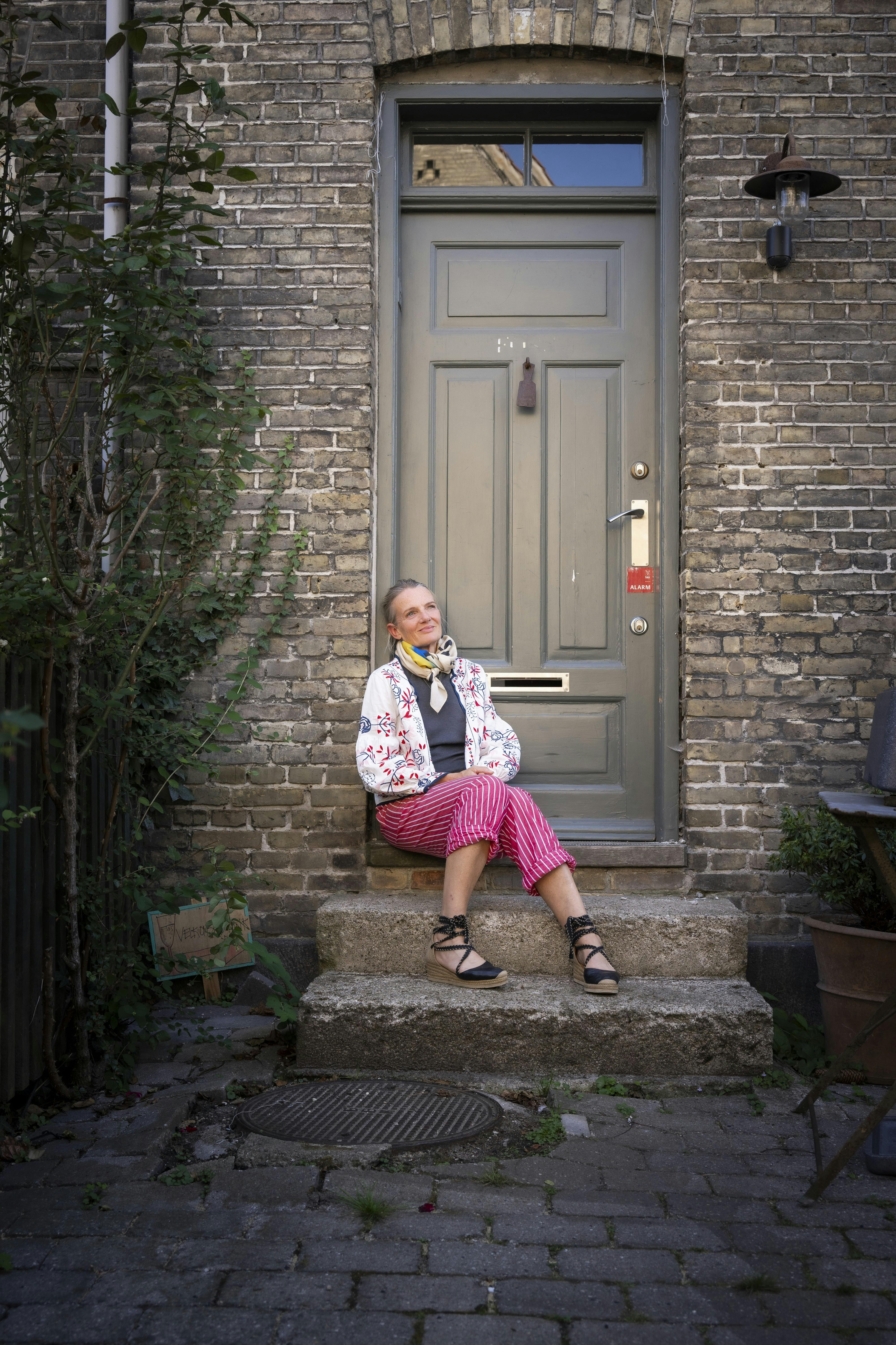 Kristine Marie Foss på sin trappe foran huset i Kartoffelrækkerne på Østerbro.  