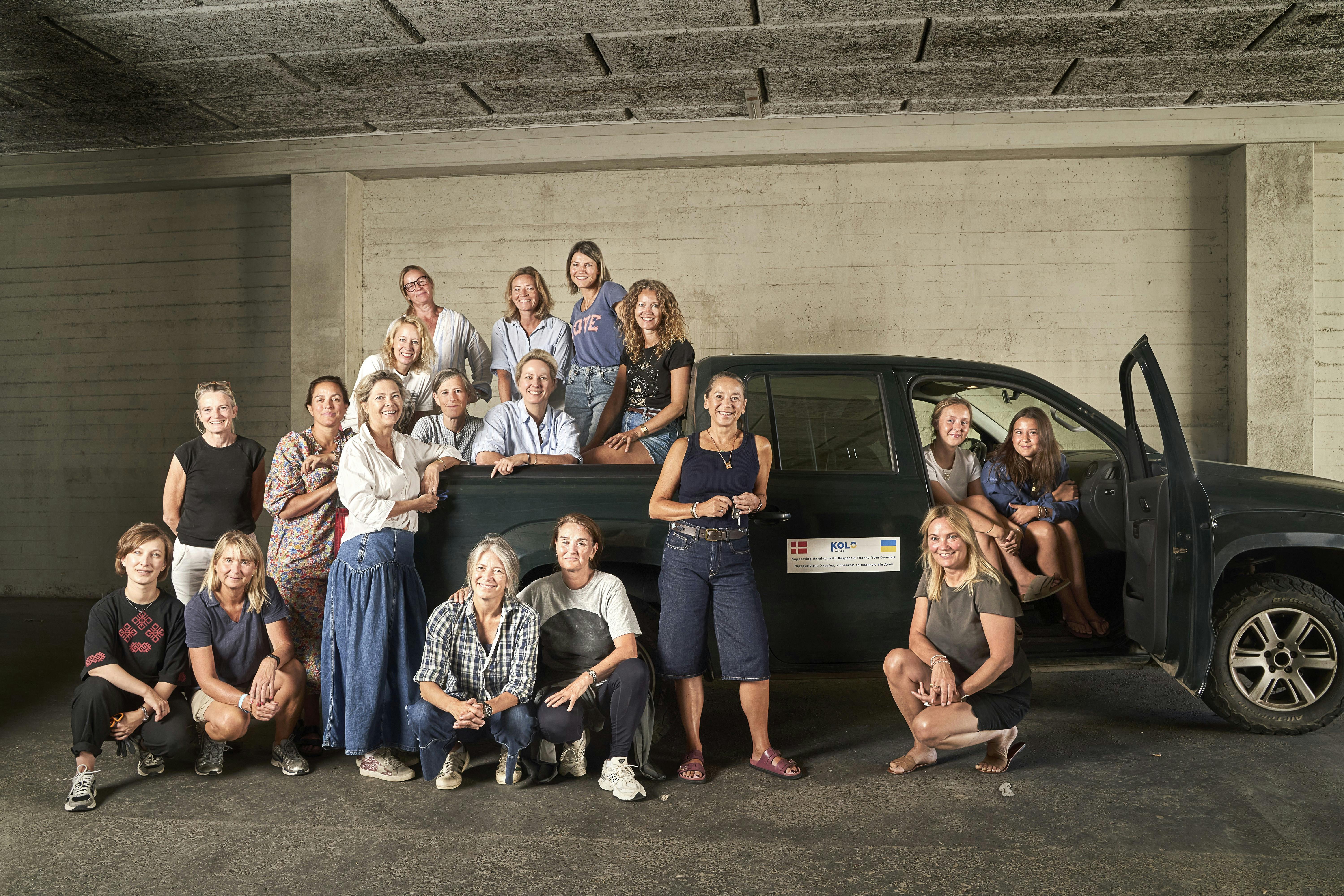 Kvinder foran en firehjulstrækker, der skal køre til Ukraine