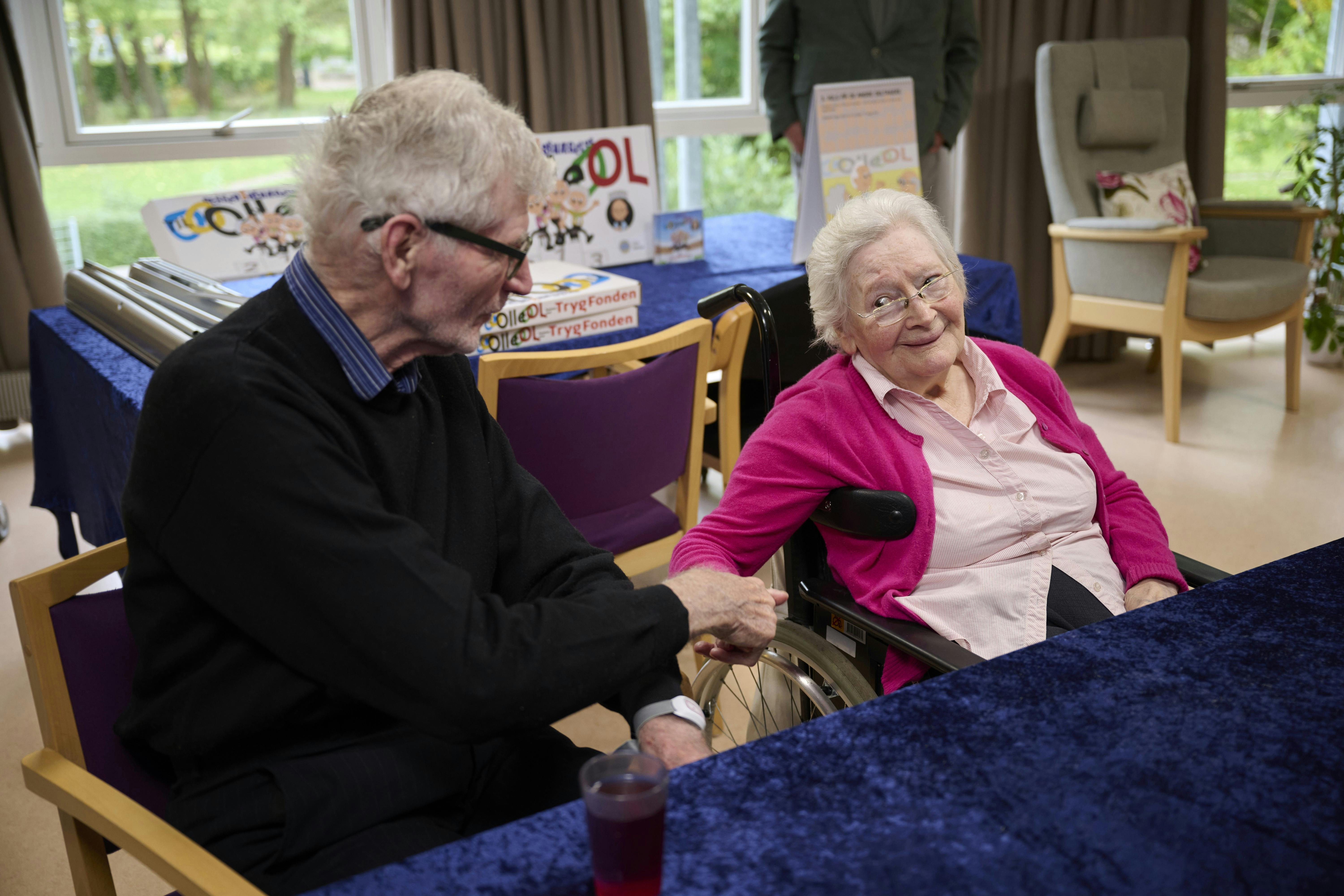  Svend Ghers sammen med organisationen Besser i bevægelse laver gymnastik med plejehjemmets beboere på plejhjemmet Adelaide.