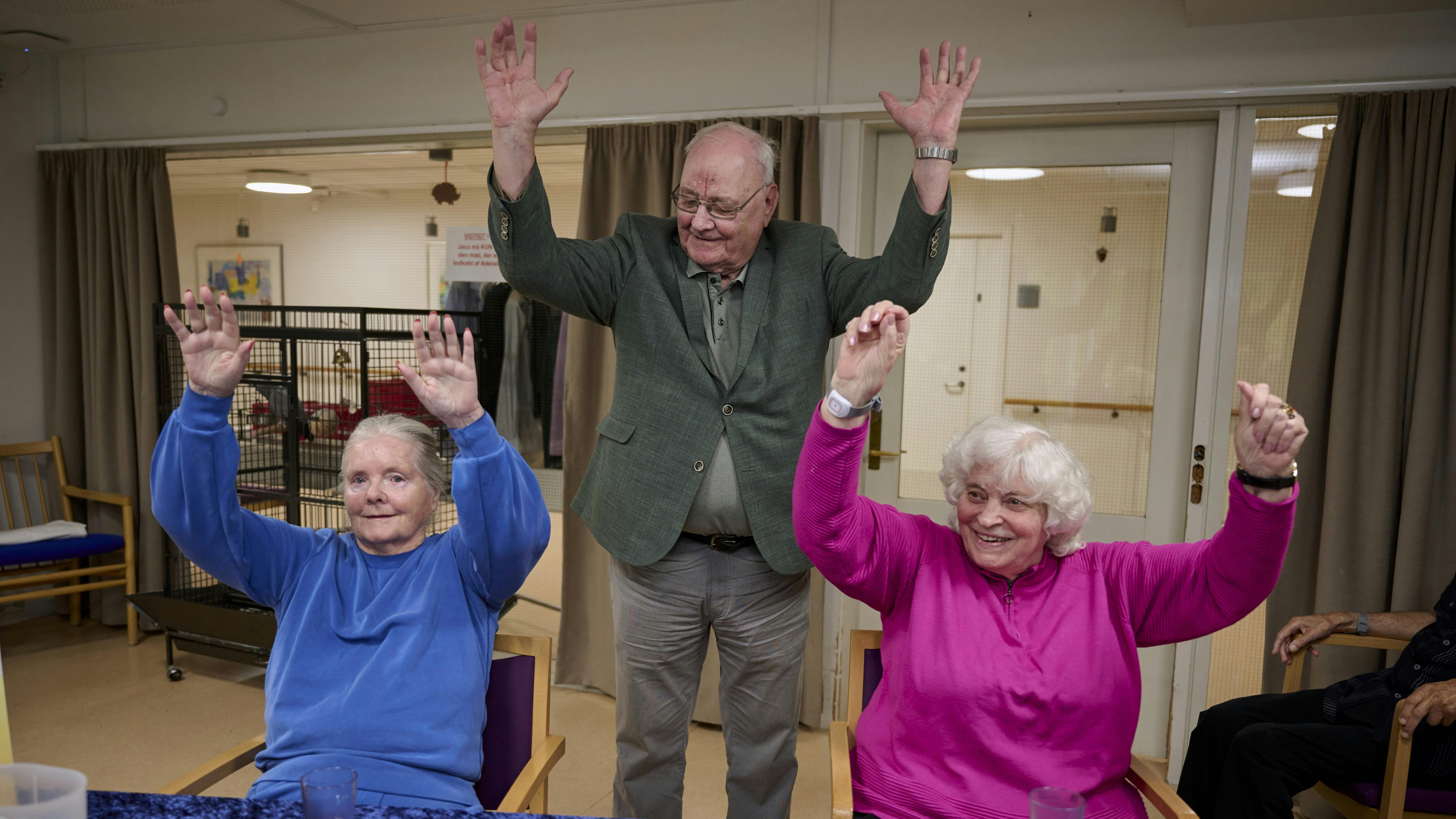 Svend Ghers sammen med organisationen Besser i bevægelse laver gymnastik med plejehjemmets beboere på plejhjemmet Adelaide.