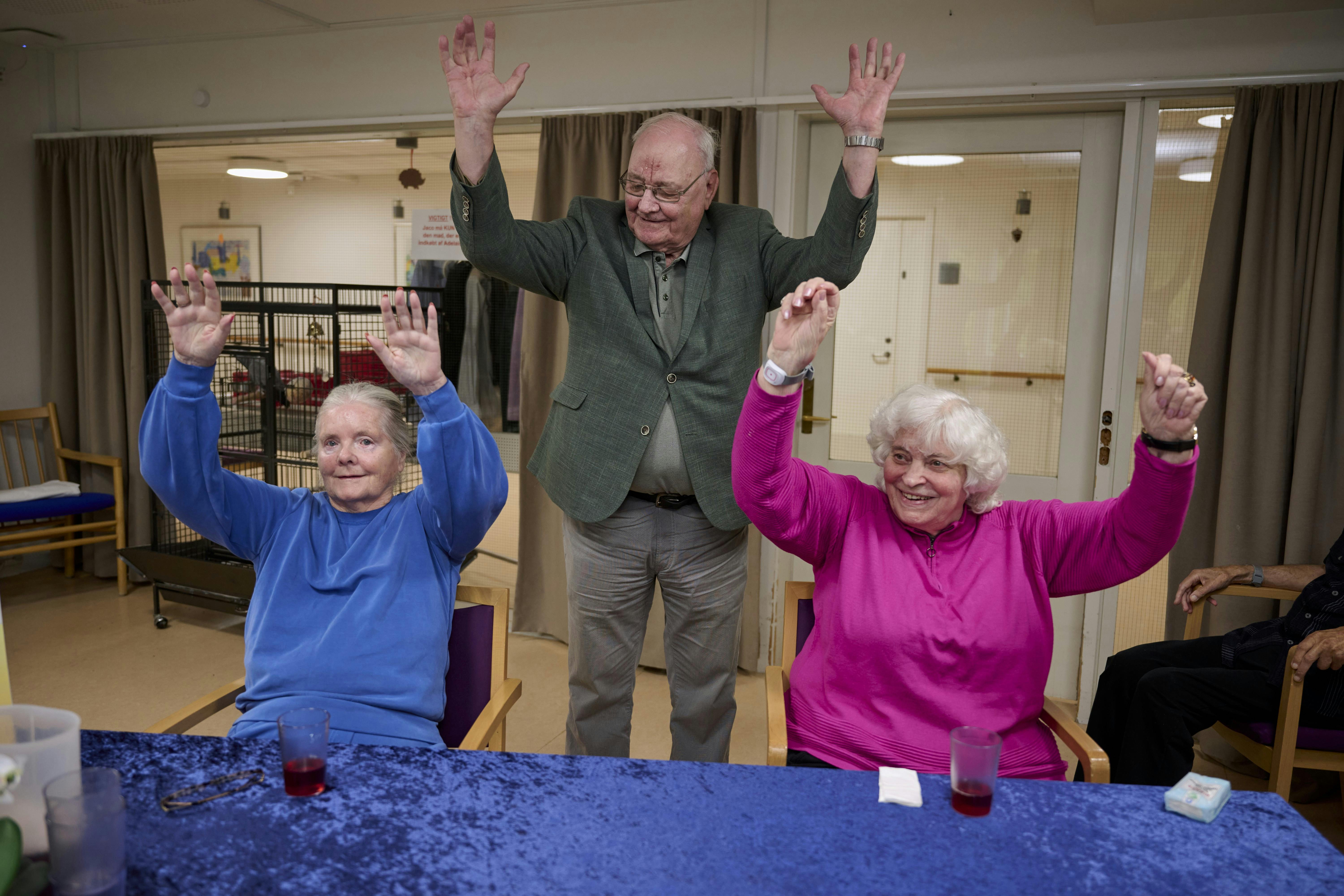 Svend Ghers sammen med organisationen Besser i bevægelse laver gymnastik med plejehjemmets beboere på plejhjemmet Adelaide.