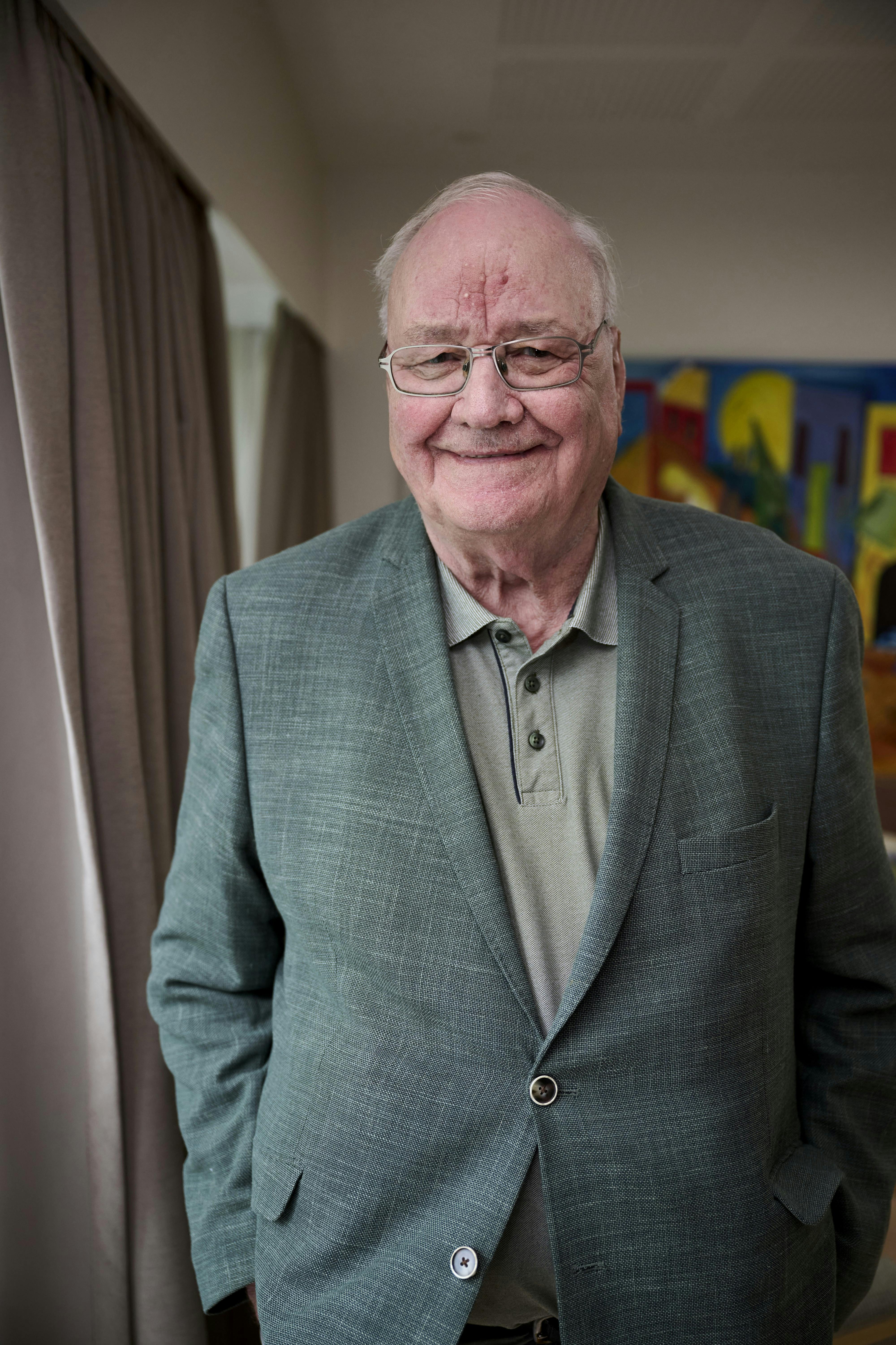 Billede af Svend Ghers, der sammen med organisationen Besser i bevægelse laver gymnastik med plejehjemmets beboere.