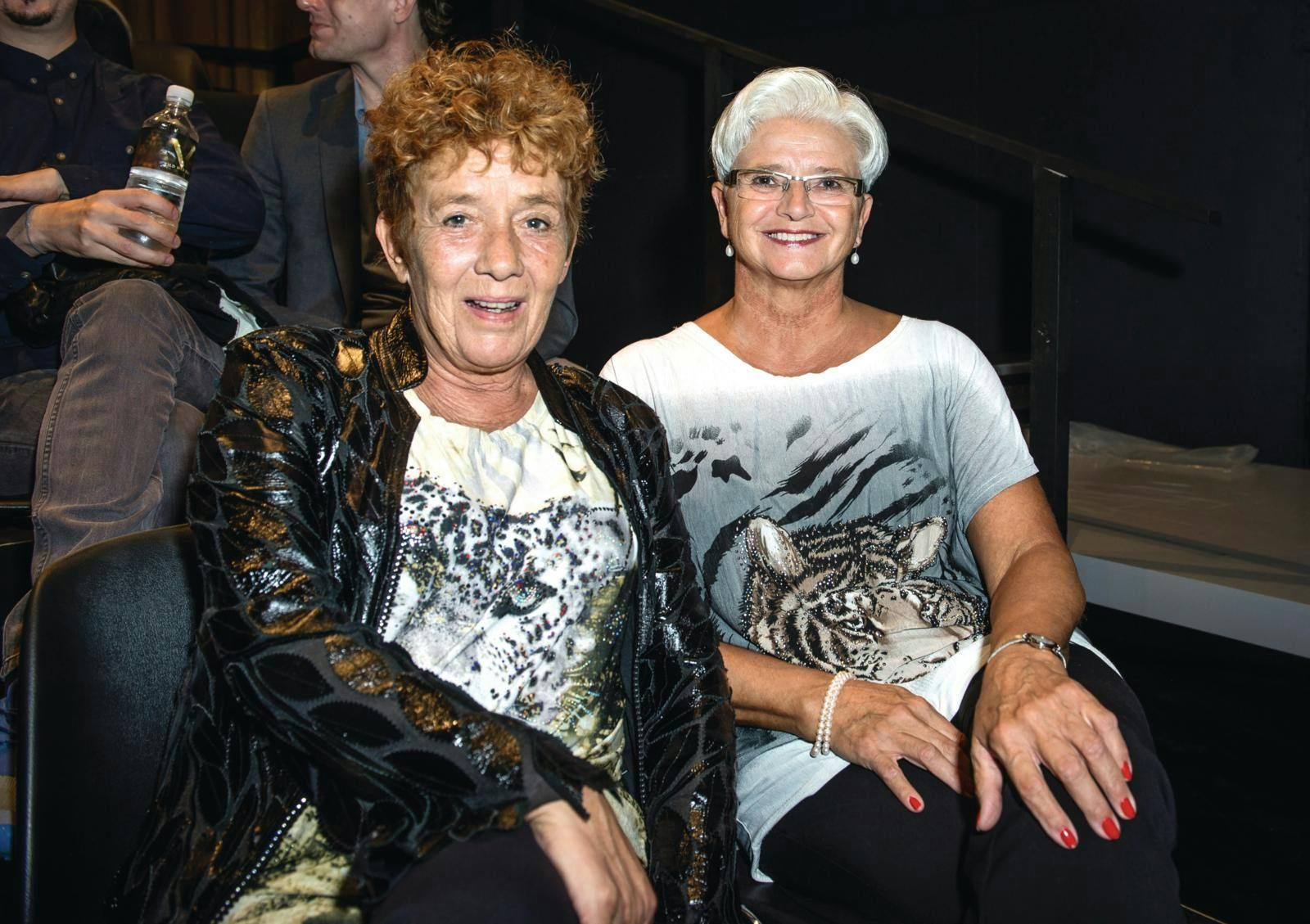 Lene og Løven, to ældre damer, sidder som tilskuere til Vild med dans