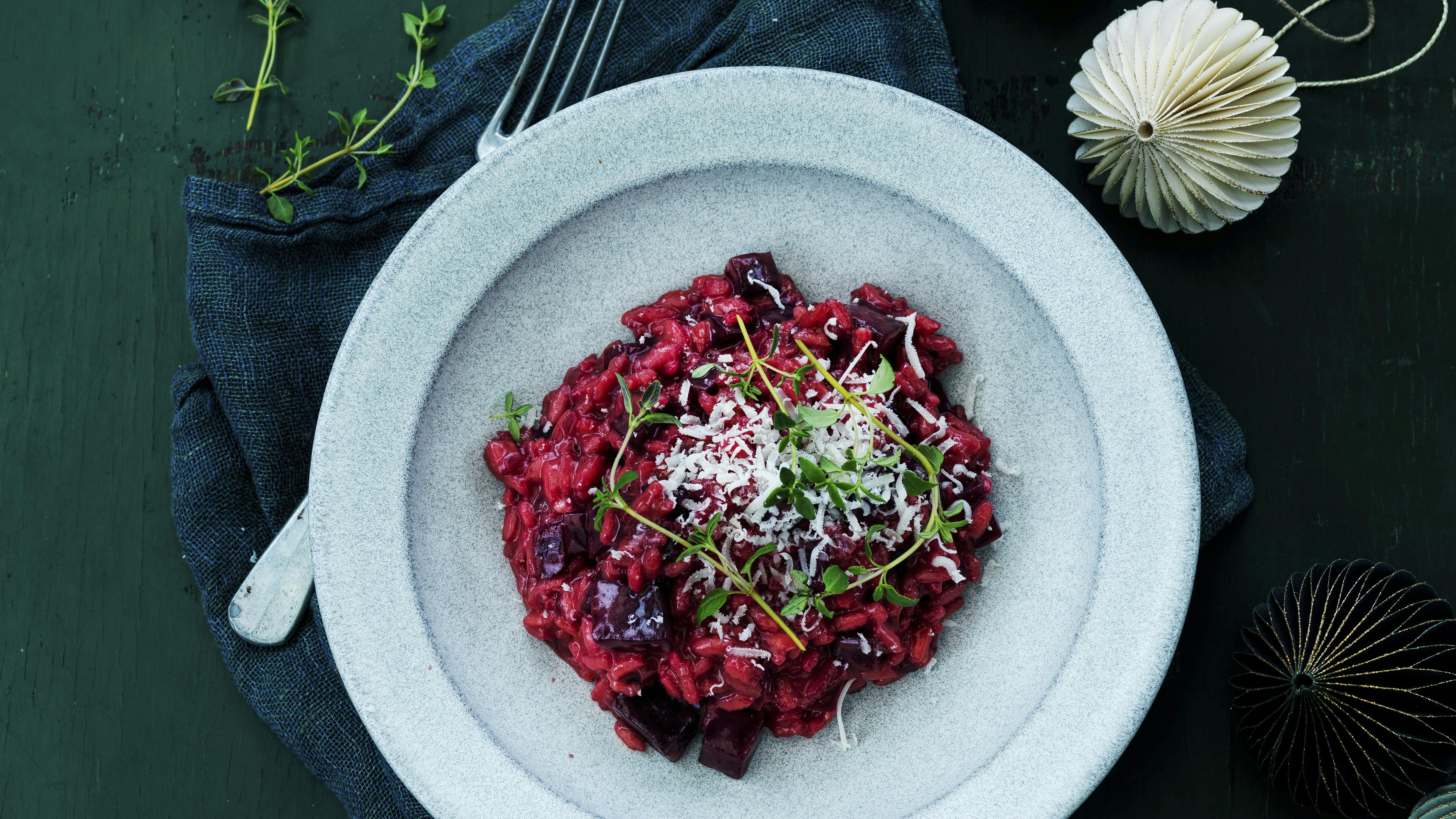 Rødbederisotto med rygeost.