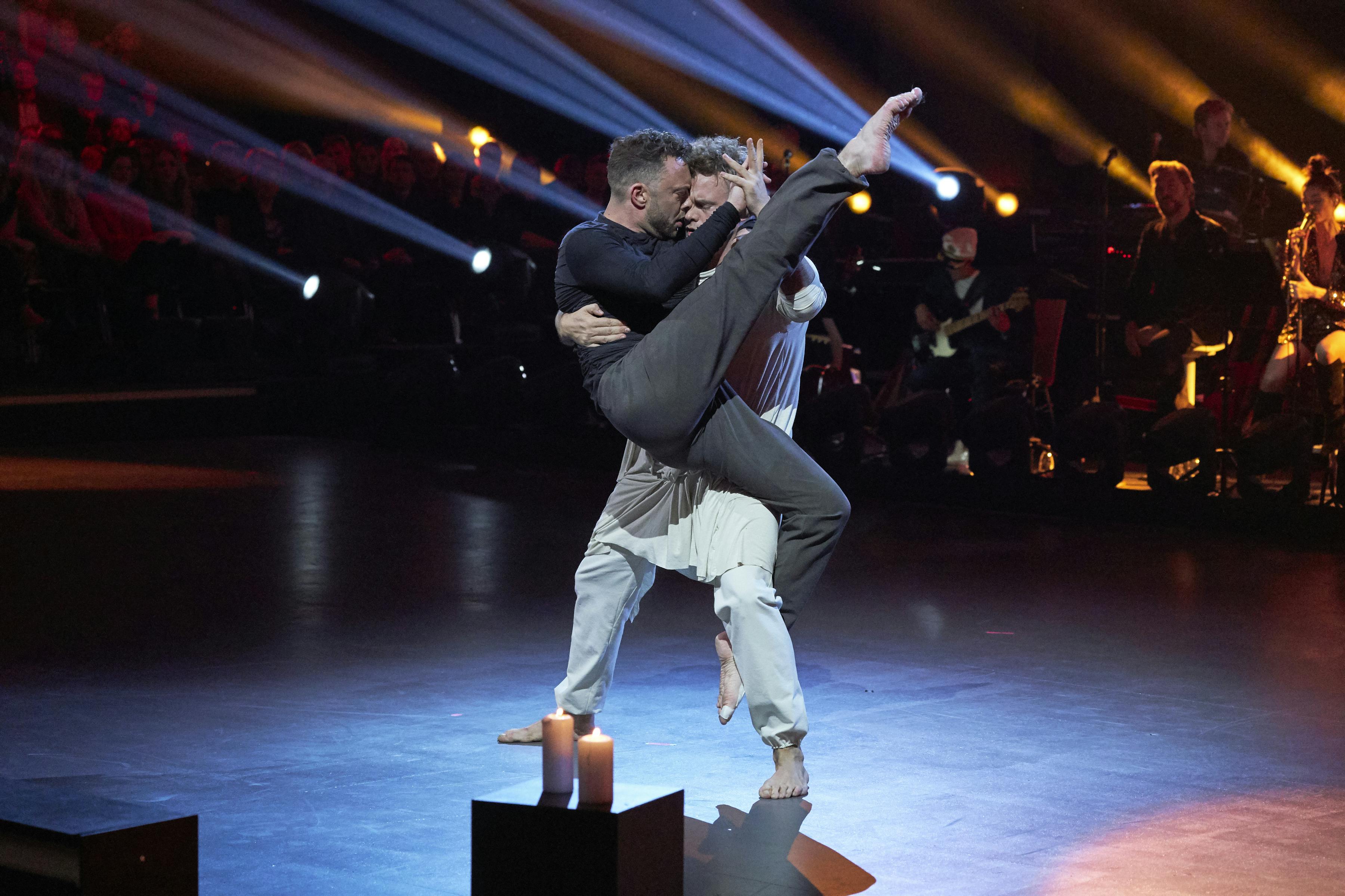 Silas Holst og Jakob Fauerby danser på mørkt dansegulv og Silas holder Jakob oppe i luften imens Jakob strejker benet