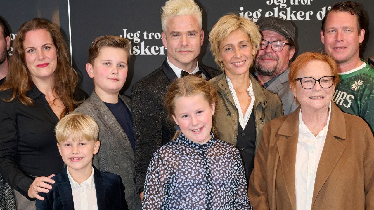 Holdet bag filmen "Jeg tror jeg elsker dig" med Silas Holst i midten