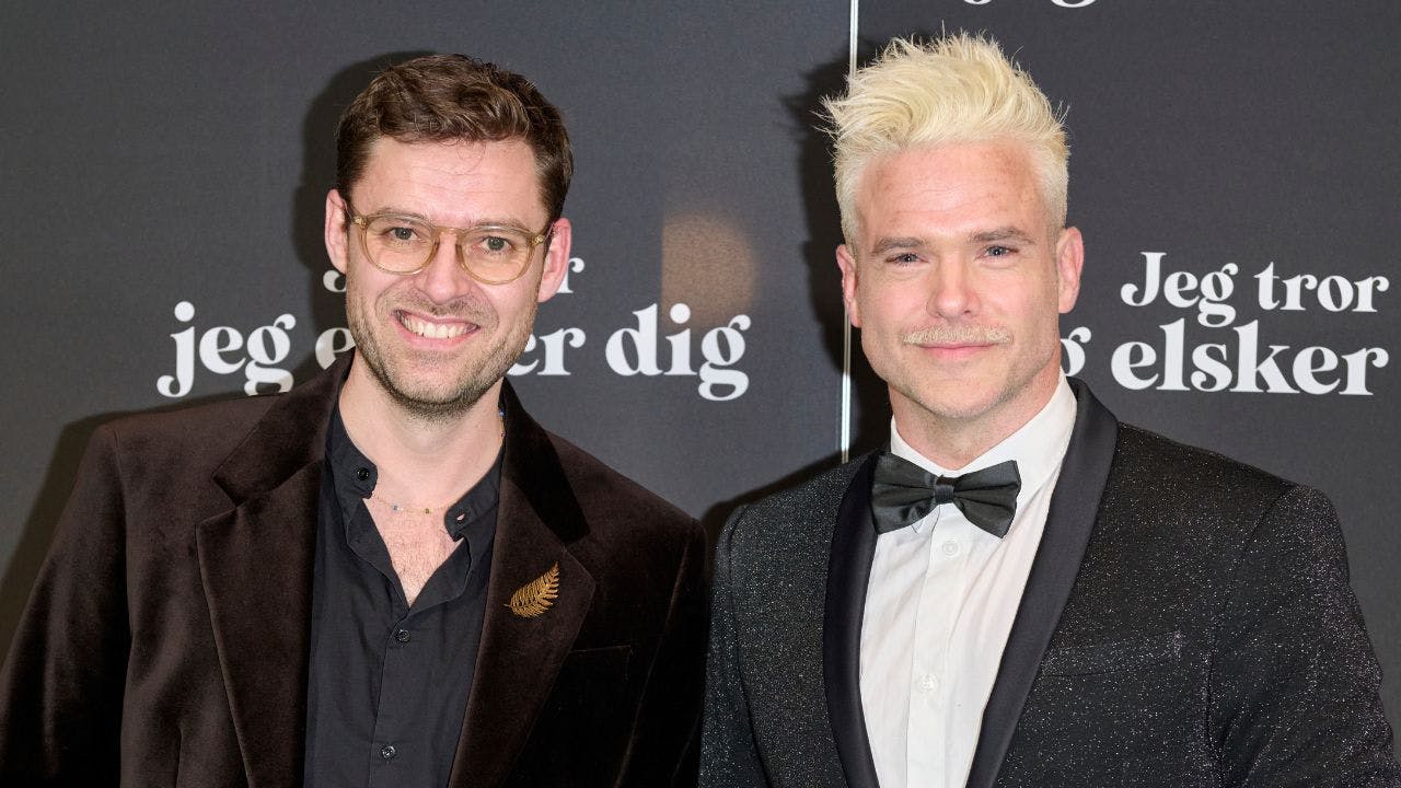 Johannes Nymark og Silas Holst står ved siden af hinanden og smiler til premieren for "Jeg tror jeg elsker dig"