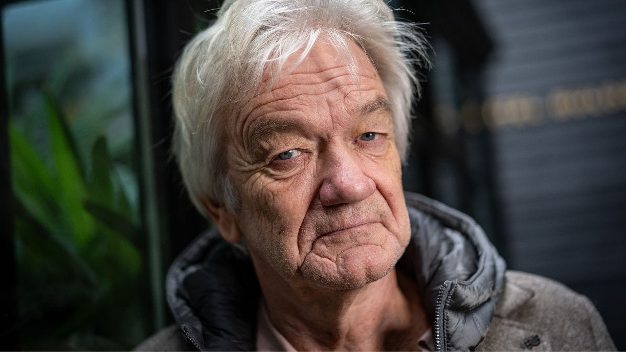 Sanger og musiker Lars Lilholt giver koncert på Hotel Cecil i København.