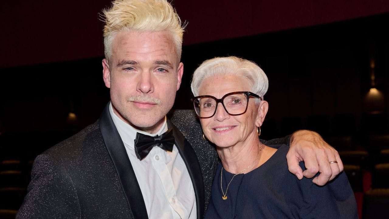 Silas Holst med sin mor Lene Holst i armene