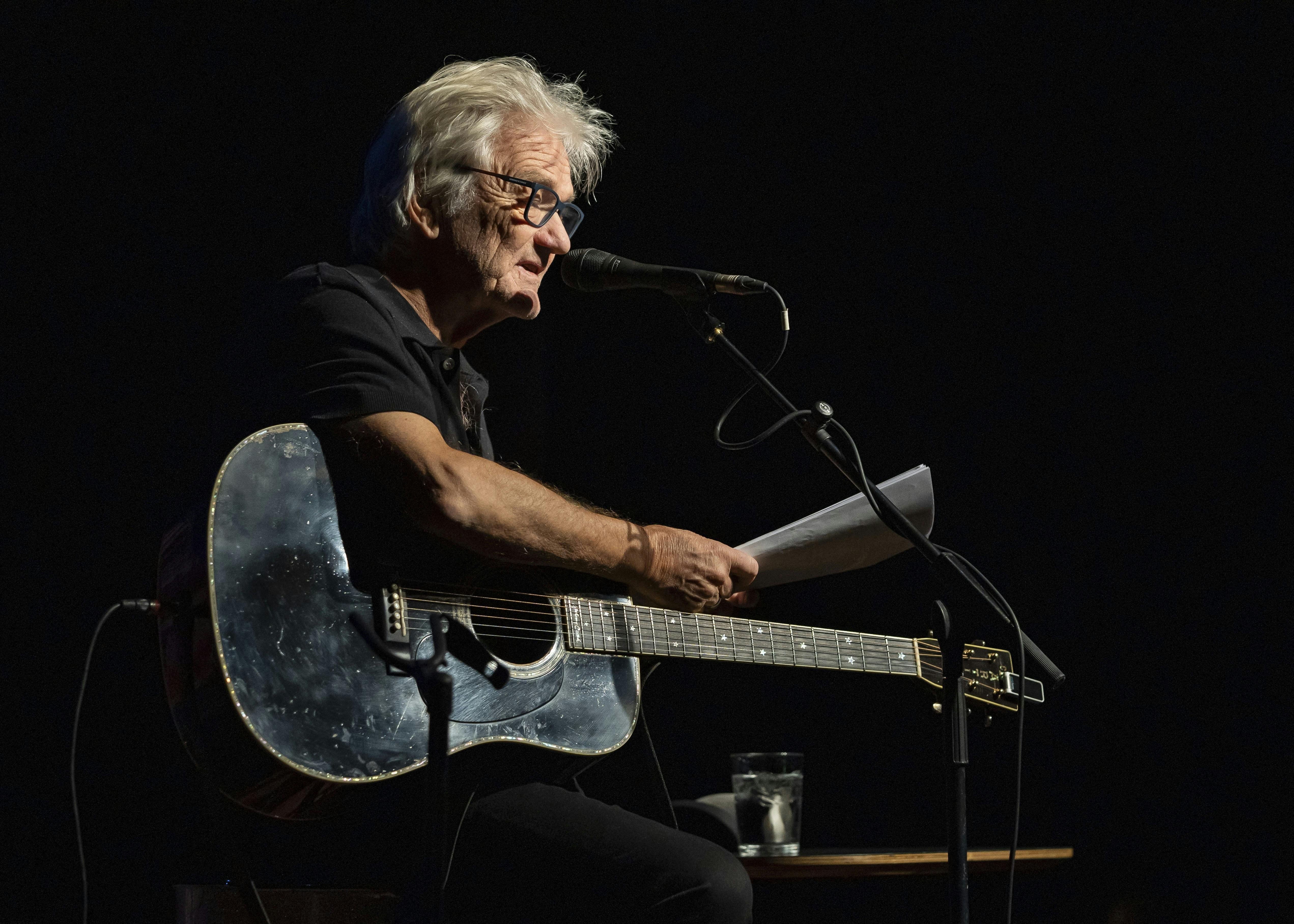 Lars Lilholt står med guitar og spiller koncert på Hotel Cecil