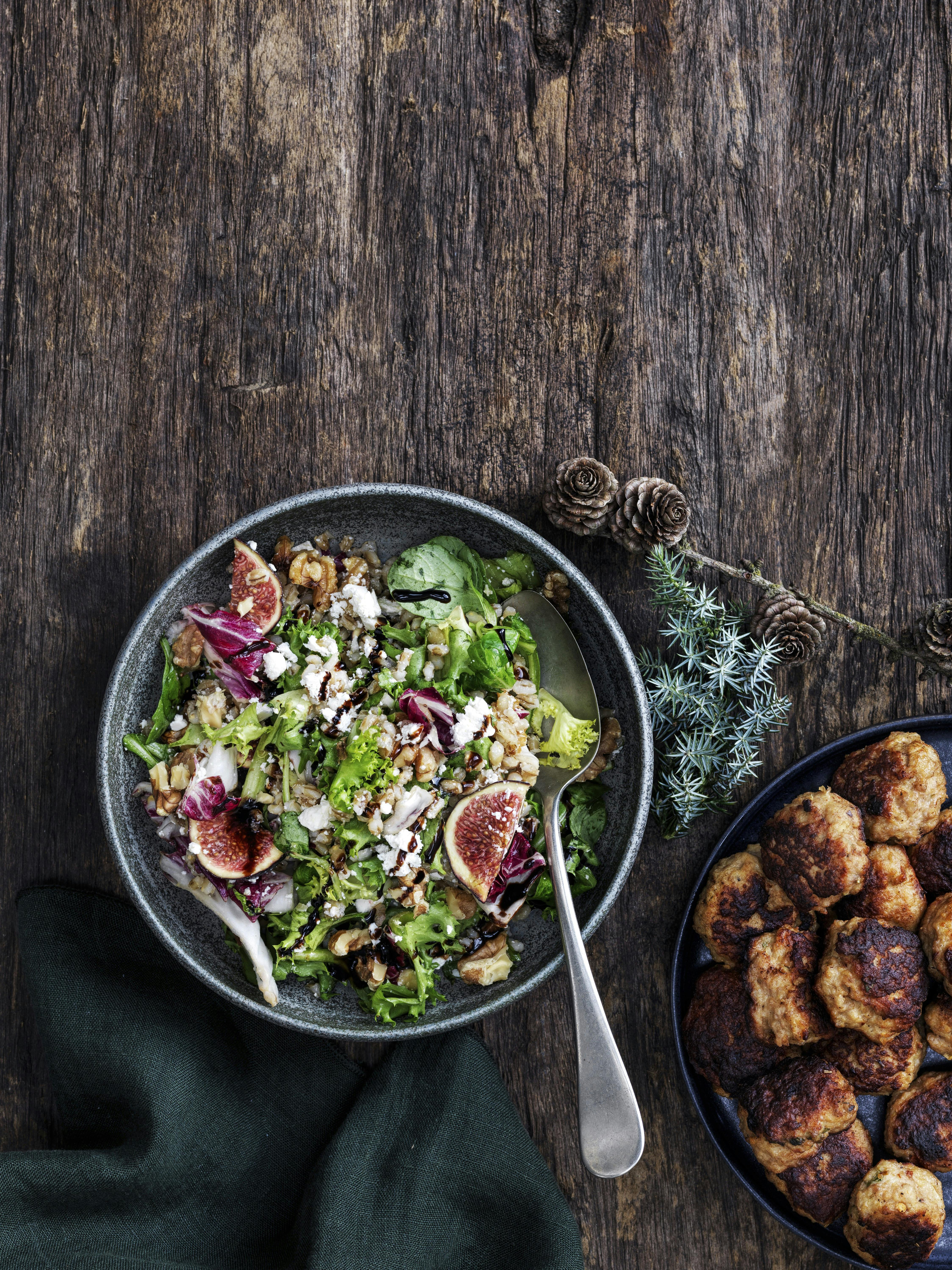Italienske frikadeller og salat med figner og feta.