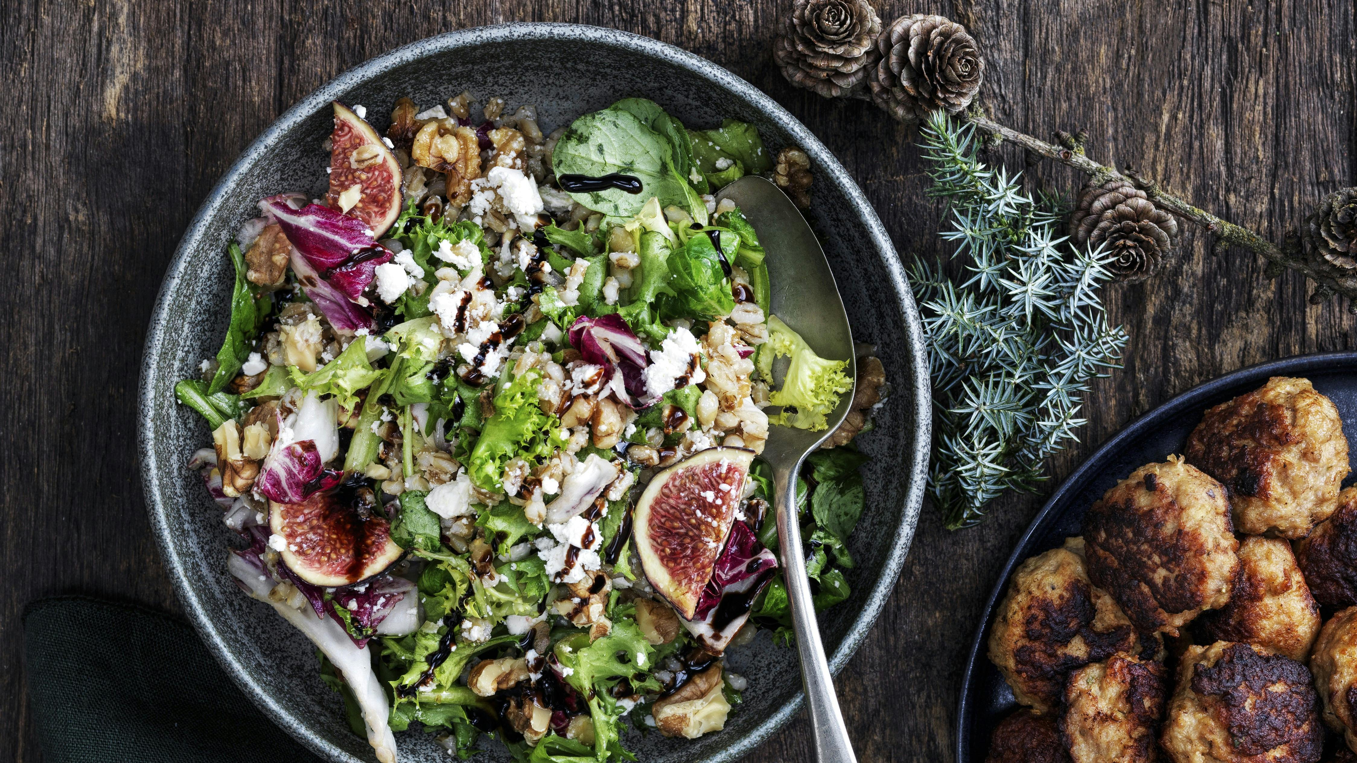 Italienske frikadeller og salat med figner og feta.