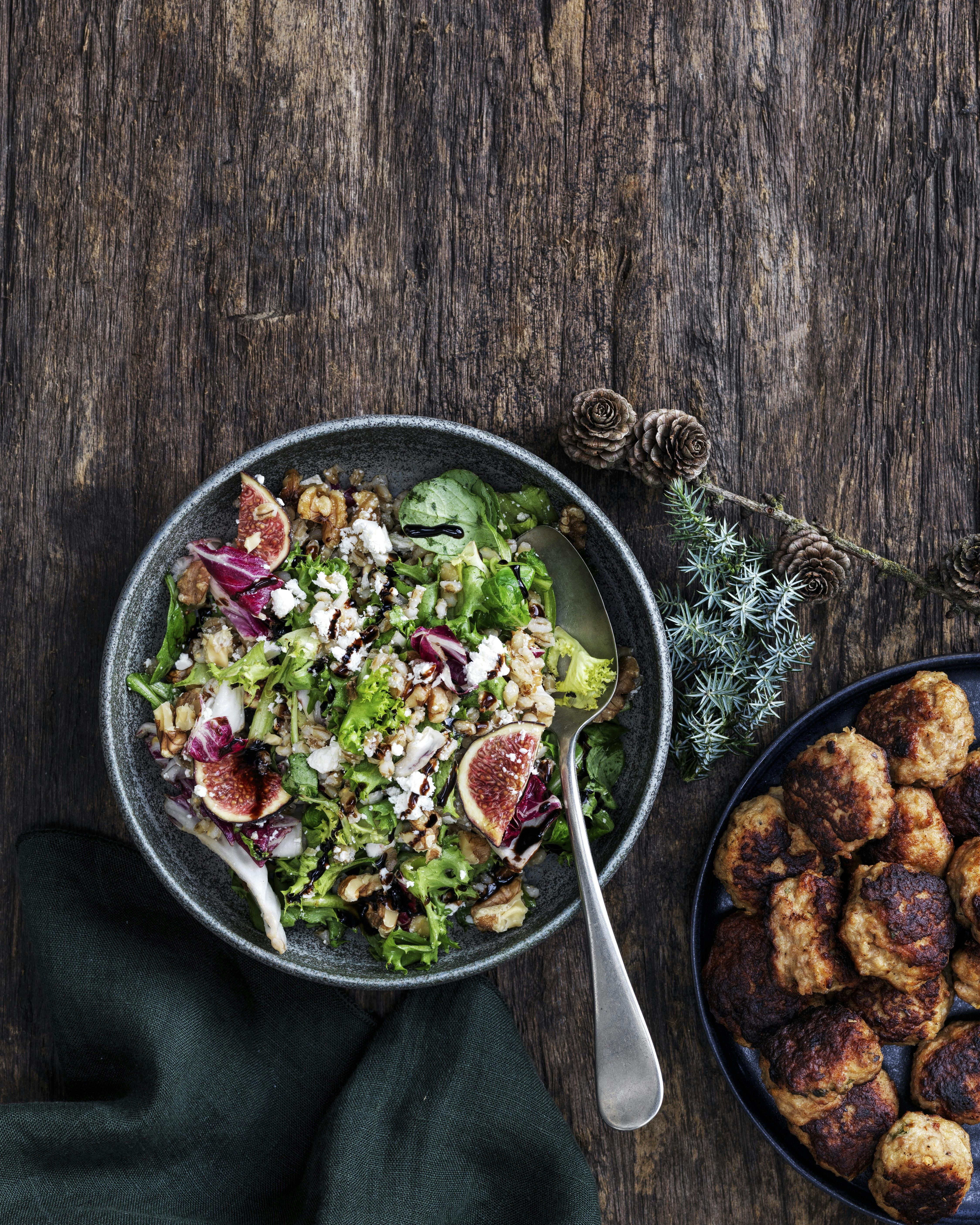 Italienske frikadeller og salat med figner og feta.