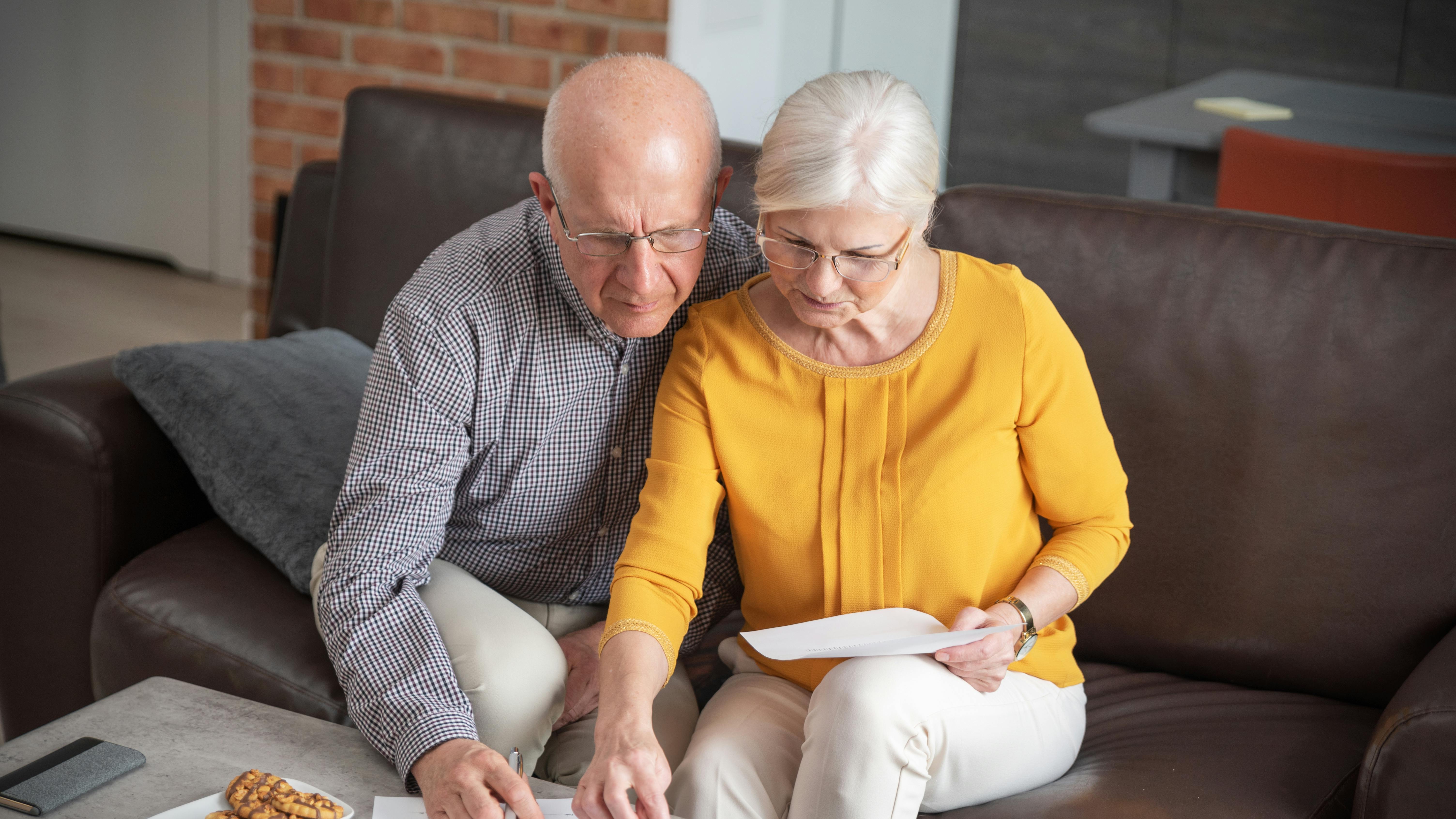 Ældre ægtepar i sofa