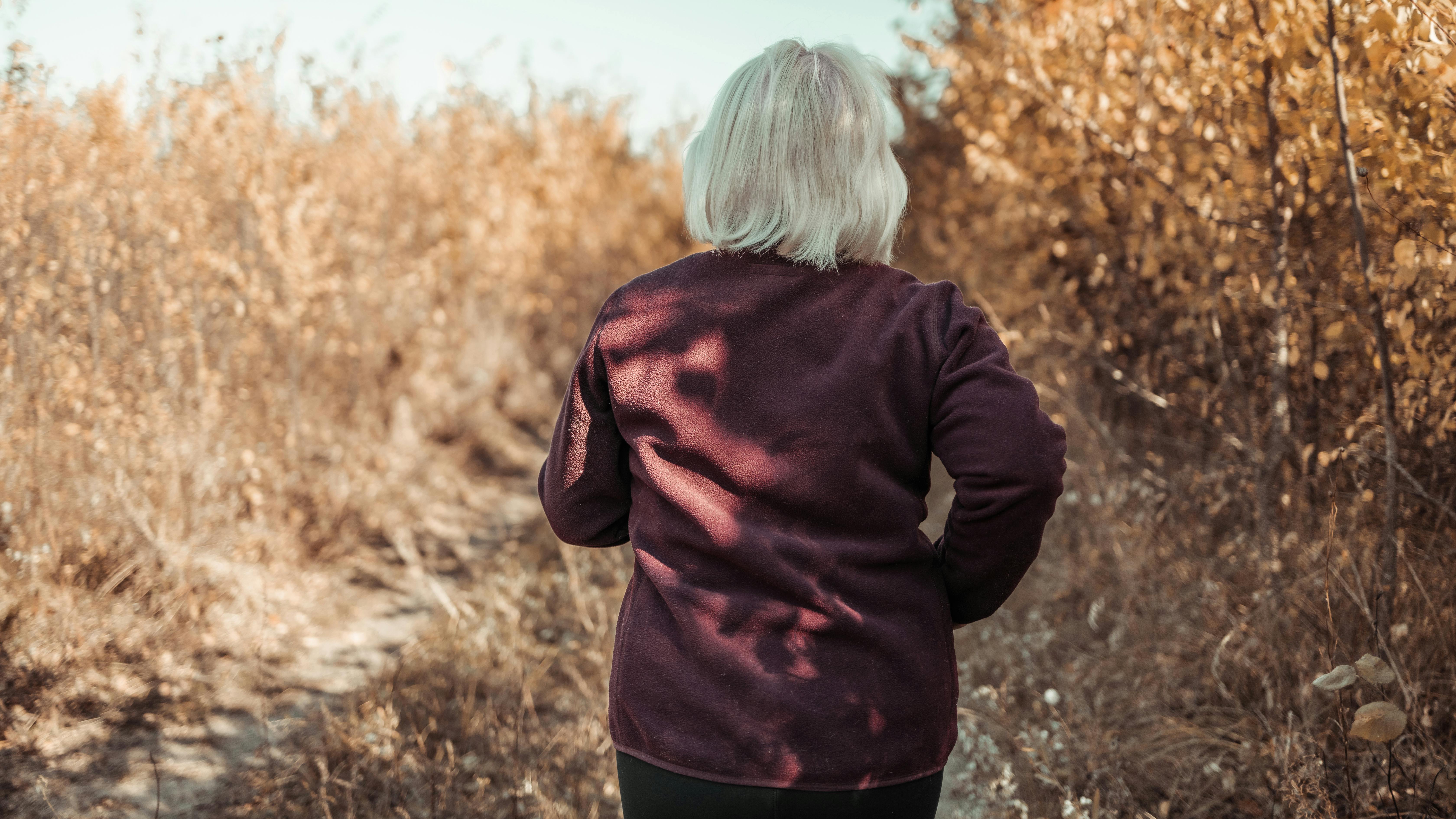 Ældre kvinde i skoven