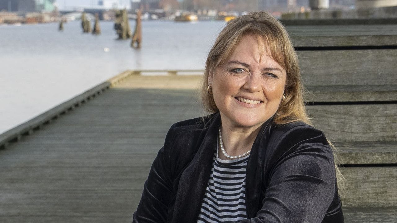 Annamette Fuhrmann sidder på trappe