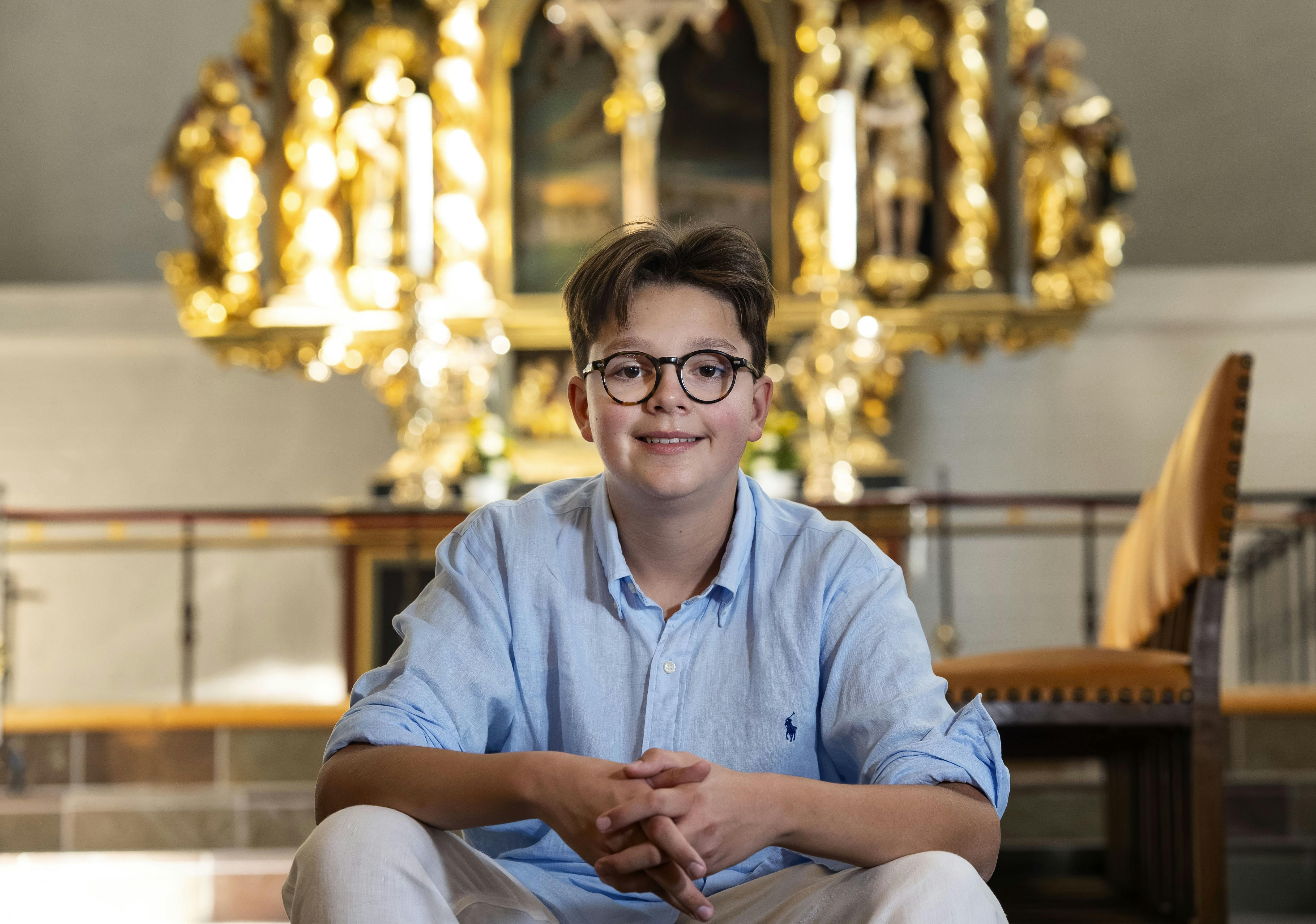14-årige Alfred Johan Ishøj Stiller i Budolfi Kirke. Alfred elsker at gå i kirke.