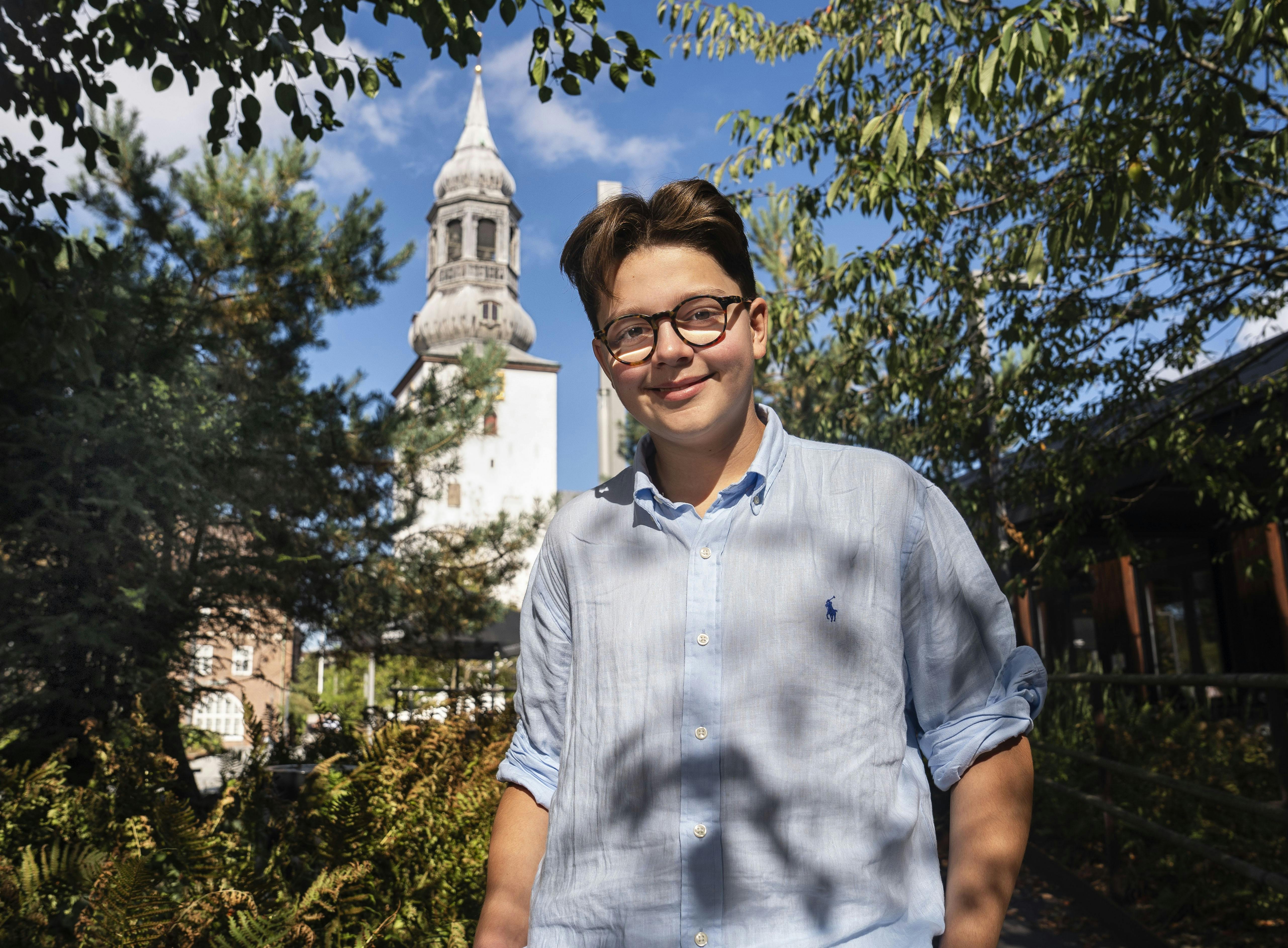 14-årige Alfred Johan Ishøj Stiller ved Budolfi Kirke. Alfred elsker at gå i kirke.