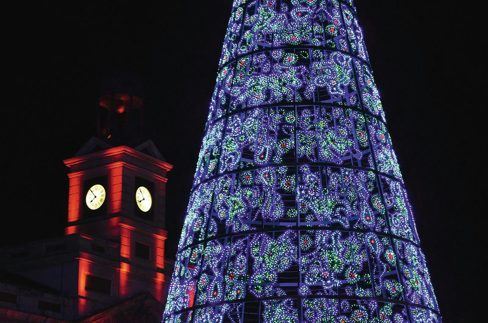 Udsnit af et højt lysende lilla juletræ.