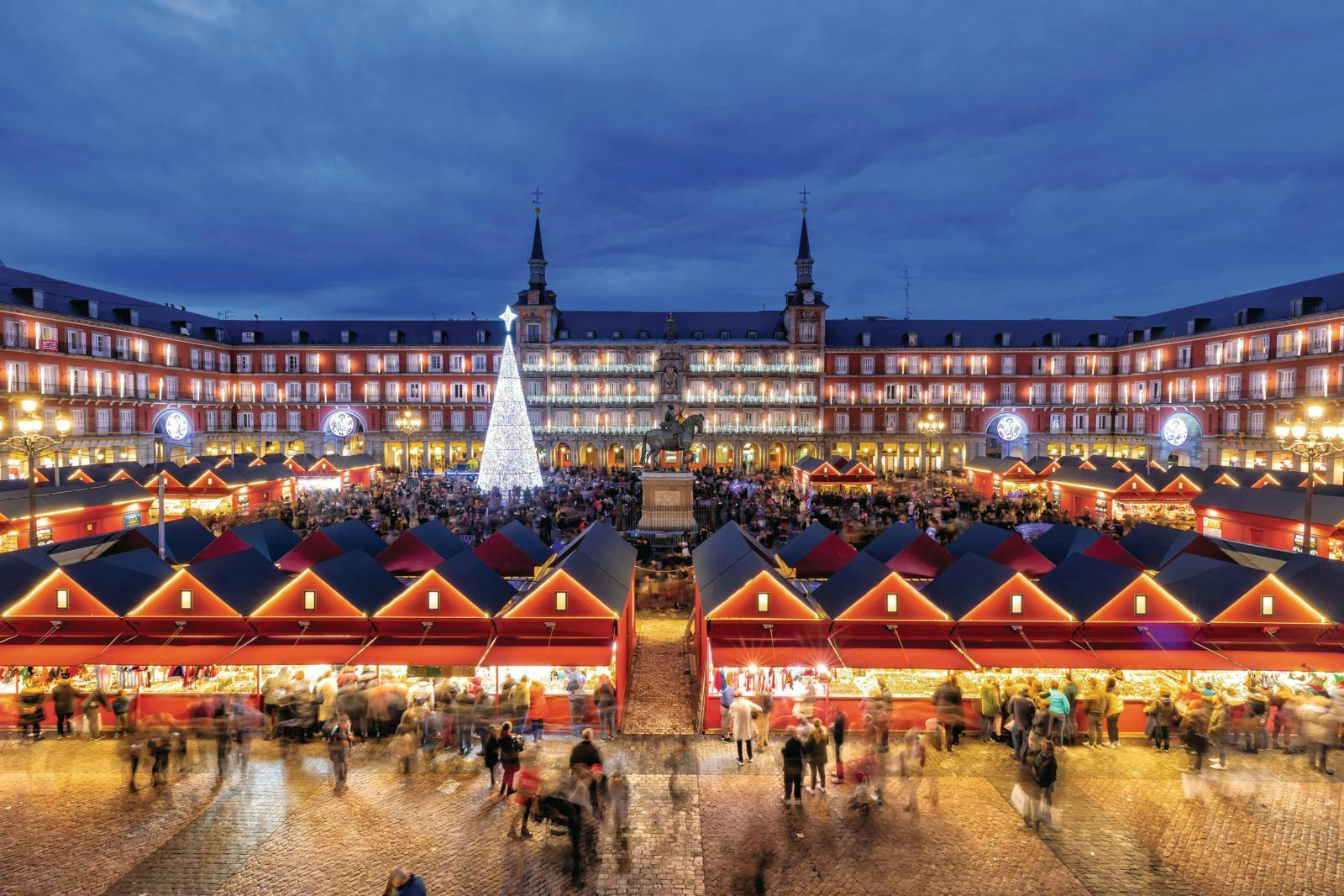 En stor plads badet i julelys.