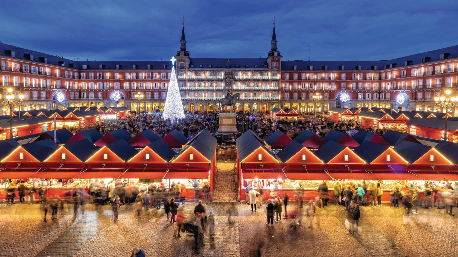 En stor plads badet i julelys.